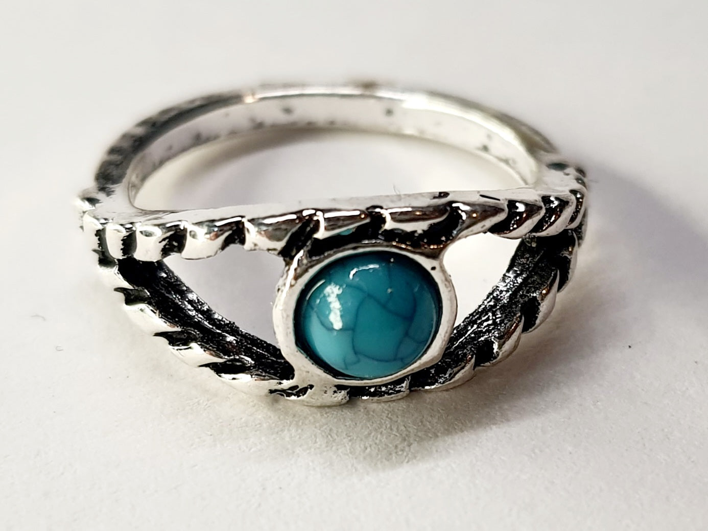 Pierścionek srebrny z turkusowym kamieniem w okrągłej oprawie, stal nierdzewna, stal chirurgiczna, styl boho minimalistyczny vintage, rozmiar 16 mm, wodoodporne, hipoalergiczne, jakość premium, Rouge Bizu.