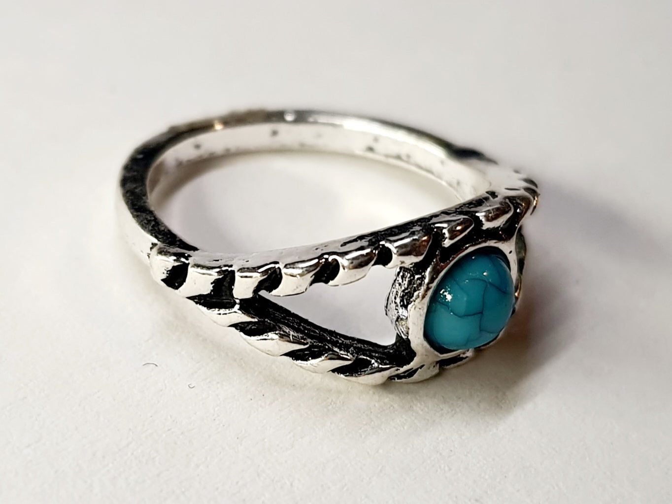 Pierścionek srebrny z turkusowym kamieniem w okrągłej oprawie, stal nierdzewna, stal chirurgiczna, styl boho minimalistyczny vintage, rozmiar 16 mm, wodoodporne, hipoalergiczne, jakość premium, Rouge Bizu.