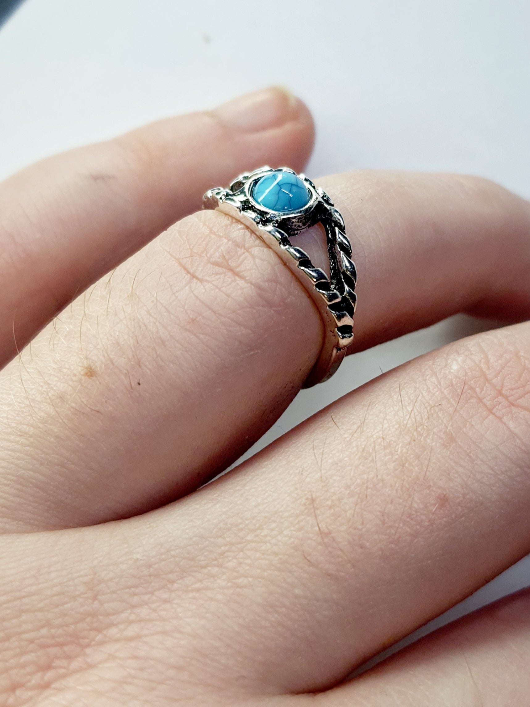 Pierścionek srebrny z turkusowym kamieniem w okrągłej oprawie, stal nierdzewna, stal chirurgiczna, styl boho minimalistyczny vintage, rozmiar 16 mm, wodoodporne, hipoalergiczne, jakość premium, Rouge Bizu.