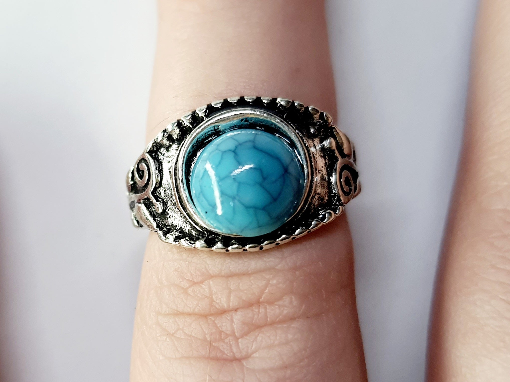 Pierścionek srebrny z turkusowym kamieniem, stal nierdzewna, stal chirurgiczna, styl vintage boho, rozmiar 15 mm, wodoodporne, hipoalergiczne, jakość premium, Rouge Bizu.
