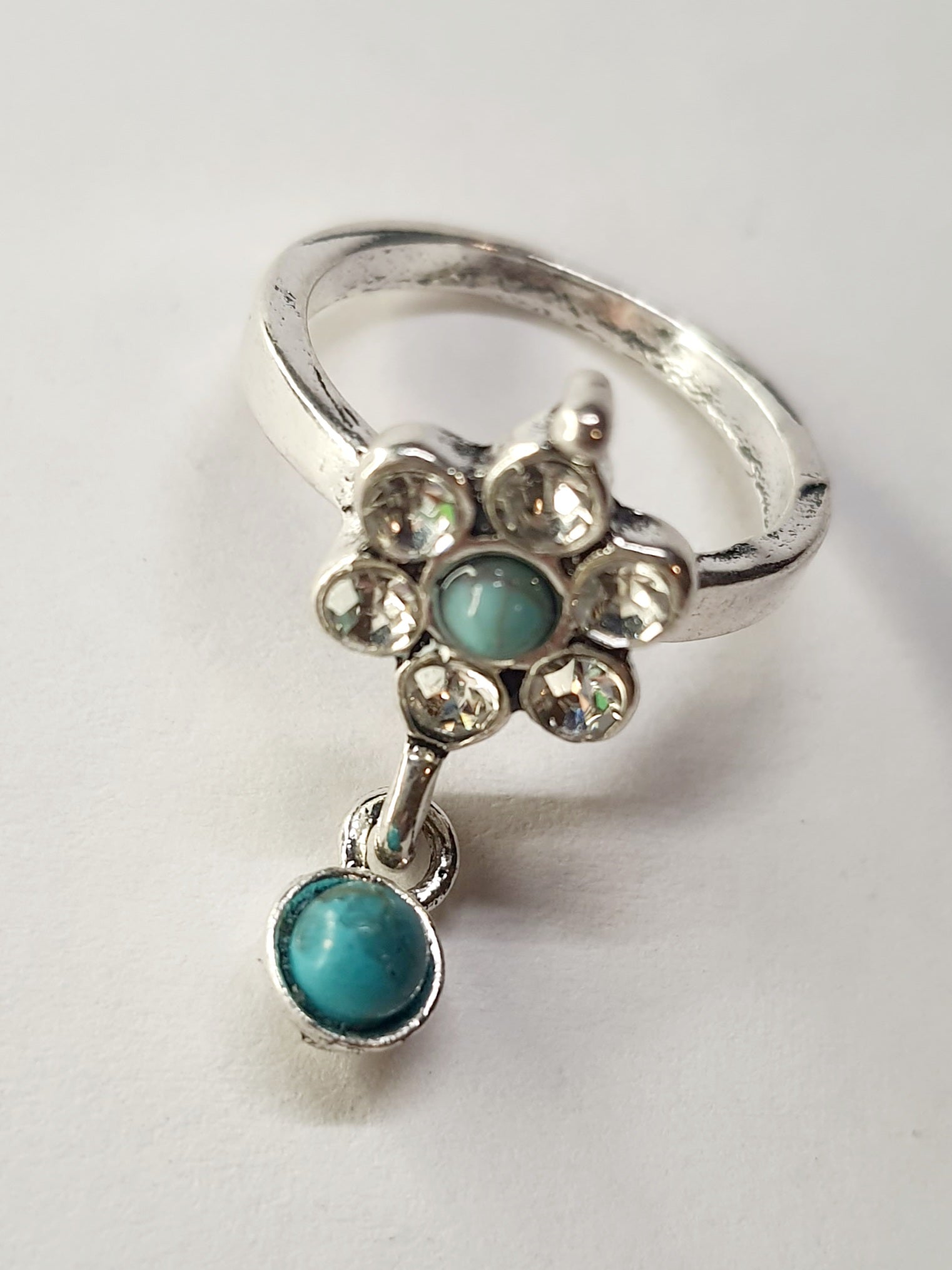 Pierścionek srebrny z motywem kwiatu i turkusową zawieszką, cyrkonie, stal nierdzewna, stal chirurgiczna, styl romantyczny boho vintage, rozmiar 16 mm, wodoodporne, hipoalergiczne, jakość premium, Rouge Bizu.