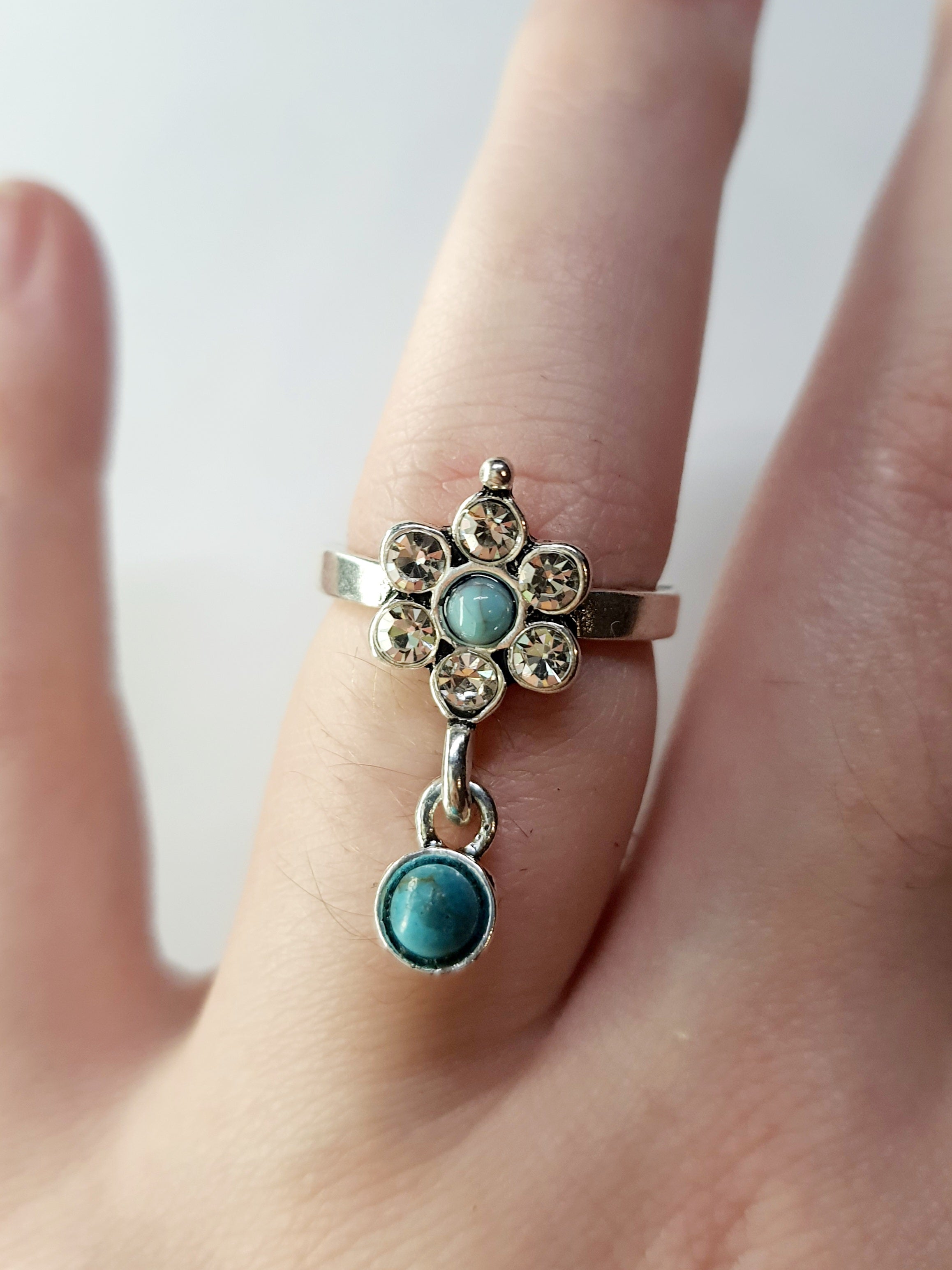 Pierścionek srebrny z motywem kwiatu i turkusową zawieszką, cyrkonie, stal nierdzewna, stal chirurgiczna, styl romantyczny boho vintage, rozmiar 16 mm, wodoodporne, hipoalergiczne, jakość premium, Rouge Bizu.