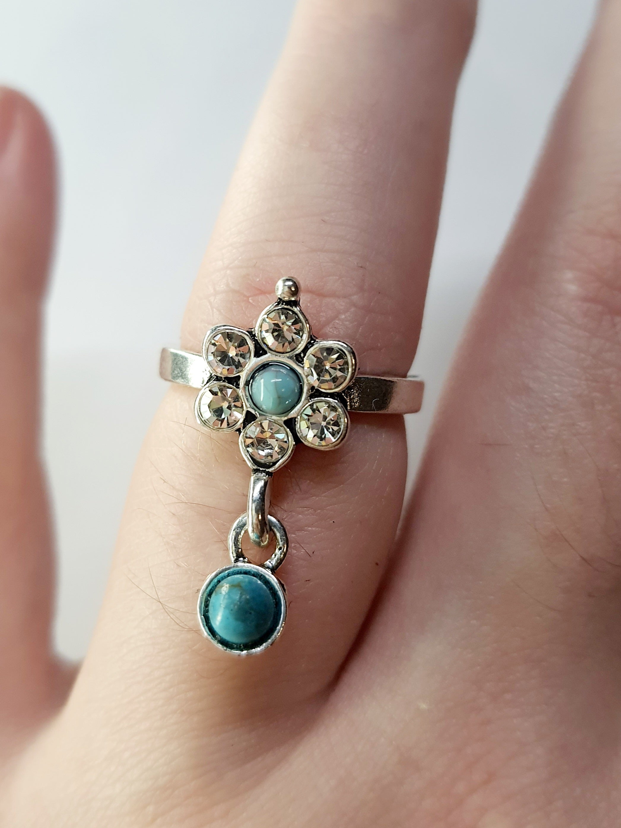 Pierścionek srebrny z motywem kwiatu i turkusową zawieszką, cyrkonie, stal nierdzewna, stal chirurgiczna, styl romantyczny boho vintage, rozmiar 16 mm, wodoodporne, hipoalergiczne, jakość premium, Rouge Bizu.