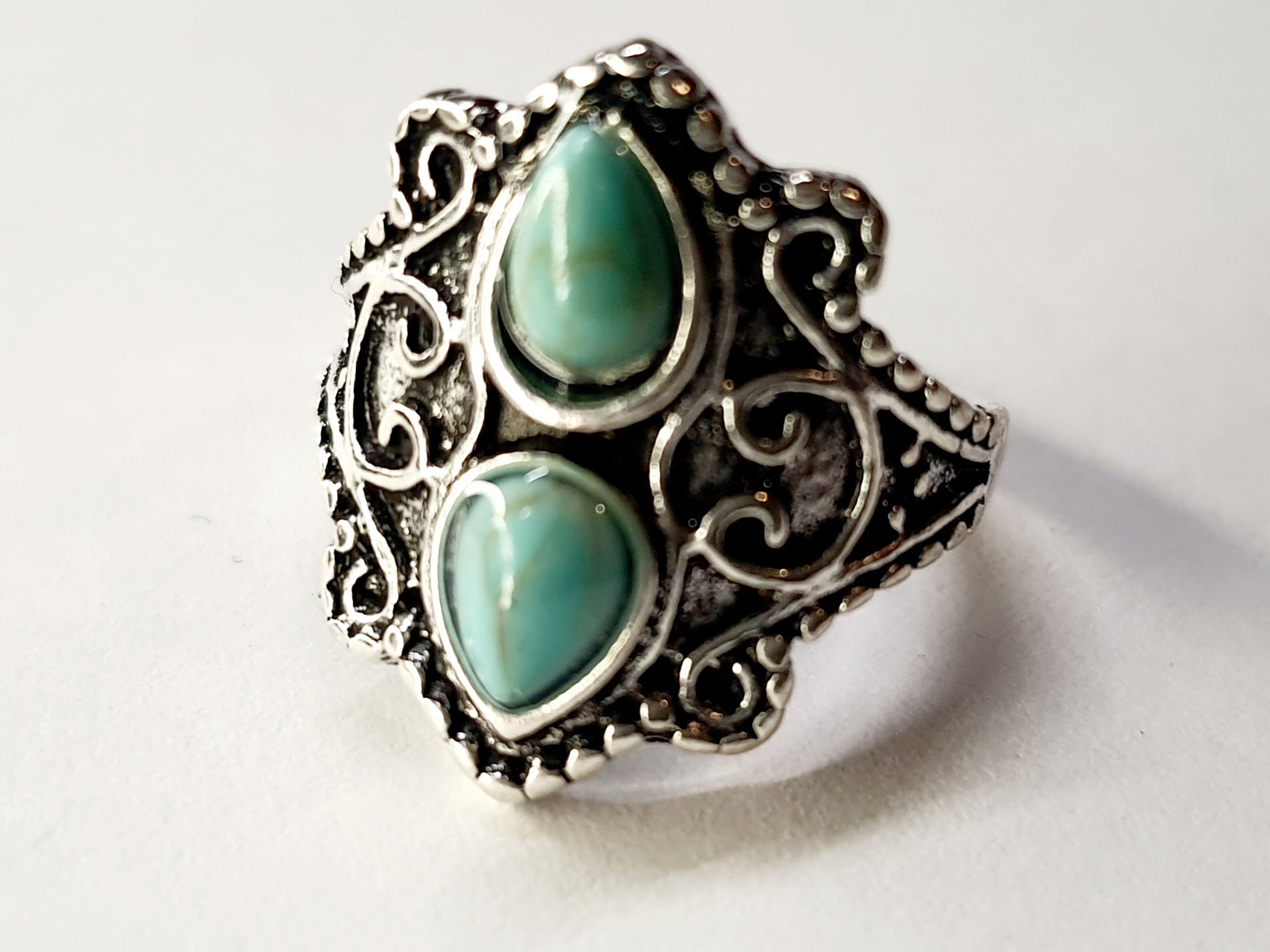 Pierścionek srebrny z dwoma turkusowymi kamieniami w kształcie kropli, stal nierdzewna, stal chirurgiczna, styl orientalny boho vintage, rozmiar 16 mm, wodoodporne, hipoalergiczne, jakość premium, Rouge Bizu.