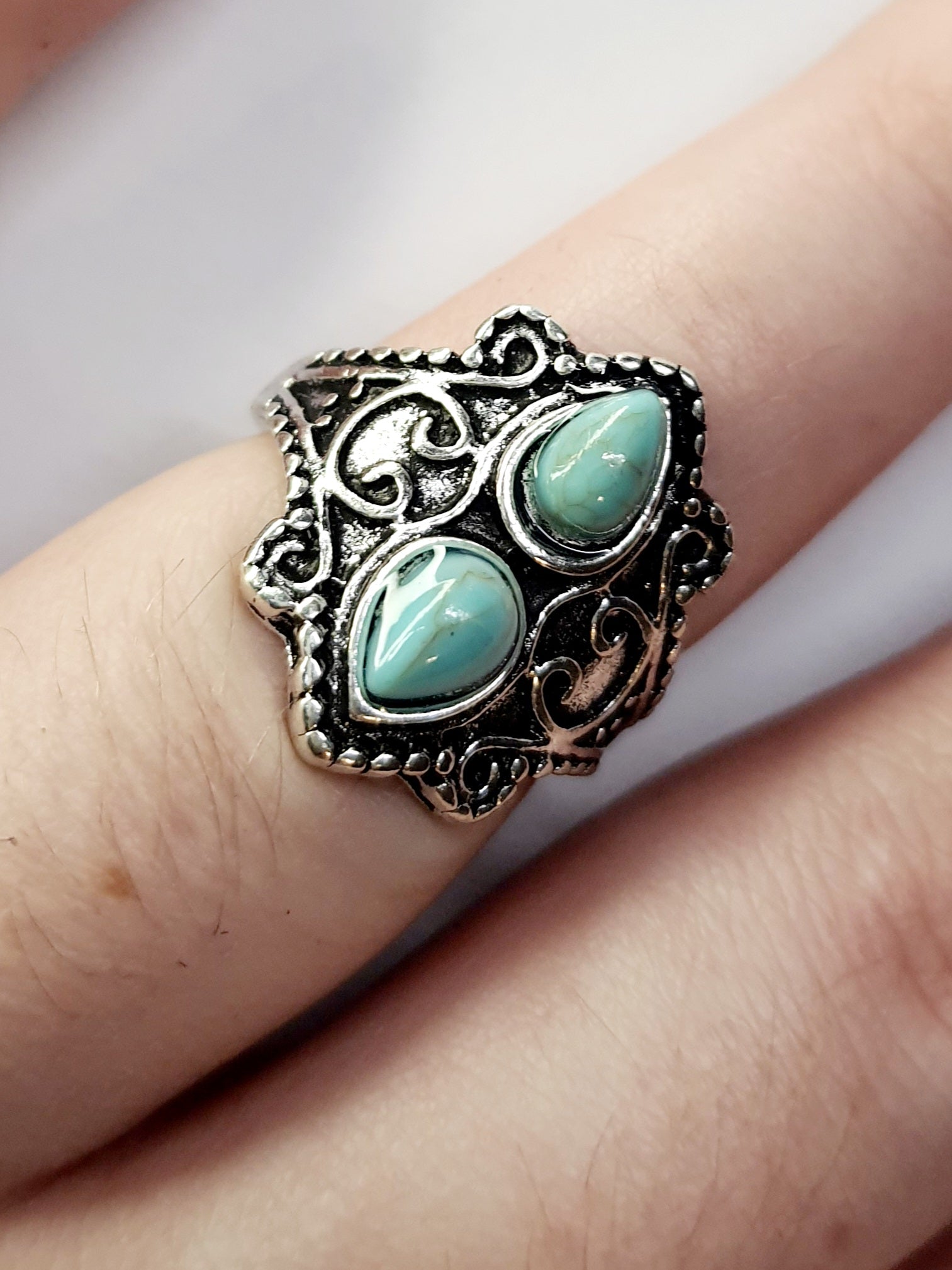 Pierścionek srebrny z dwoma turkusowymi kamieniami w kształcie kropli, stal nierdzewna, stal chirurgiczna, styl orientalny boho vintage, rozmiar 16 mm, wodoodporne, hipoalergiczne, jakość premium, Rouge Bizu.