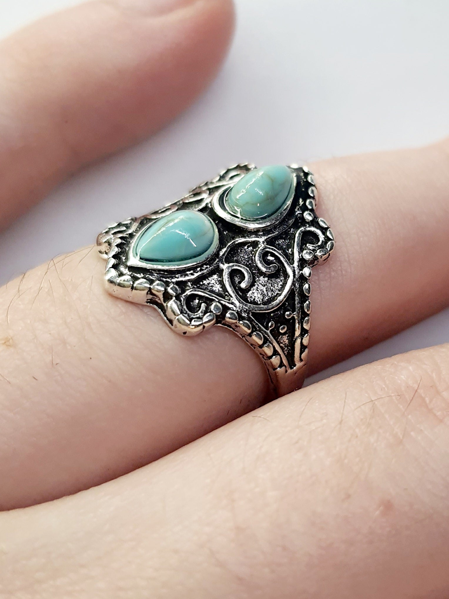 Pierścionek srebrny z dwoma turkusowymi kamieniami w kształcie kropli, stal nierdzewna, stal chirurgiczna, styl orientalny boho vintage, rozmiar 16 mm, wodoodporne, hipoalergiczne, jakość premium, Rouge Bizu.