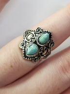Pierścionek srebrny z dwoma turkusowymi kamieniami w kształcie kropli, stal nierdzewna, stal chirurgiczna, styl orientalny boho vintage, rozmiar 16 mm, wodoodporne, hipoalergiczne, jakość premium, Rouge Bizu.