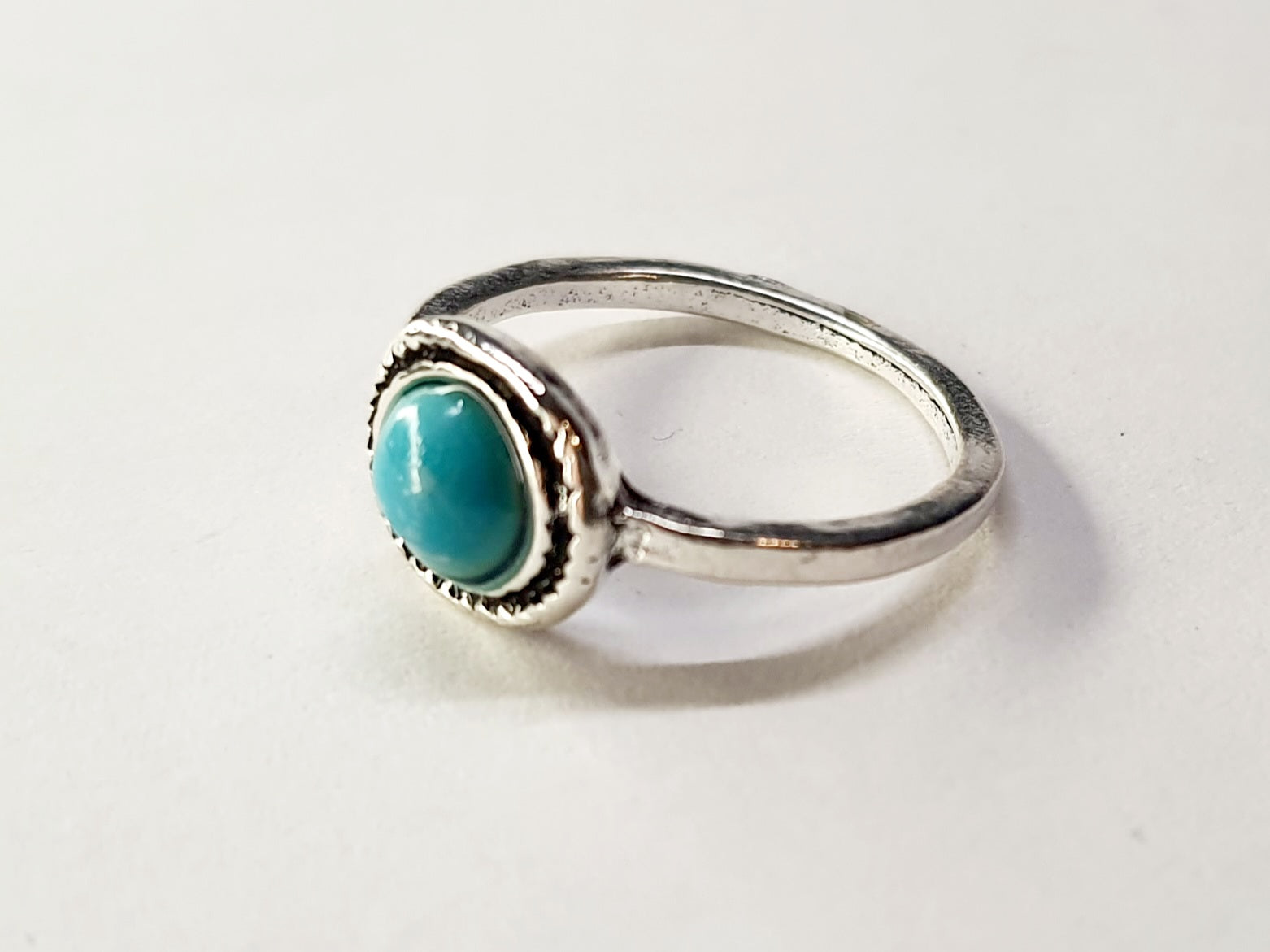 Pierścionek z turkusowym kamieniem w srebrnej oprawie. Rozmiar 15 mm. Styl klasyczny, elegancki. Stal nierdzewna, stal chirurgiczna, wodoodporne, hipoalergiczne, jakość premium. Rouge Bizu.