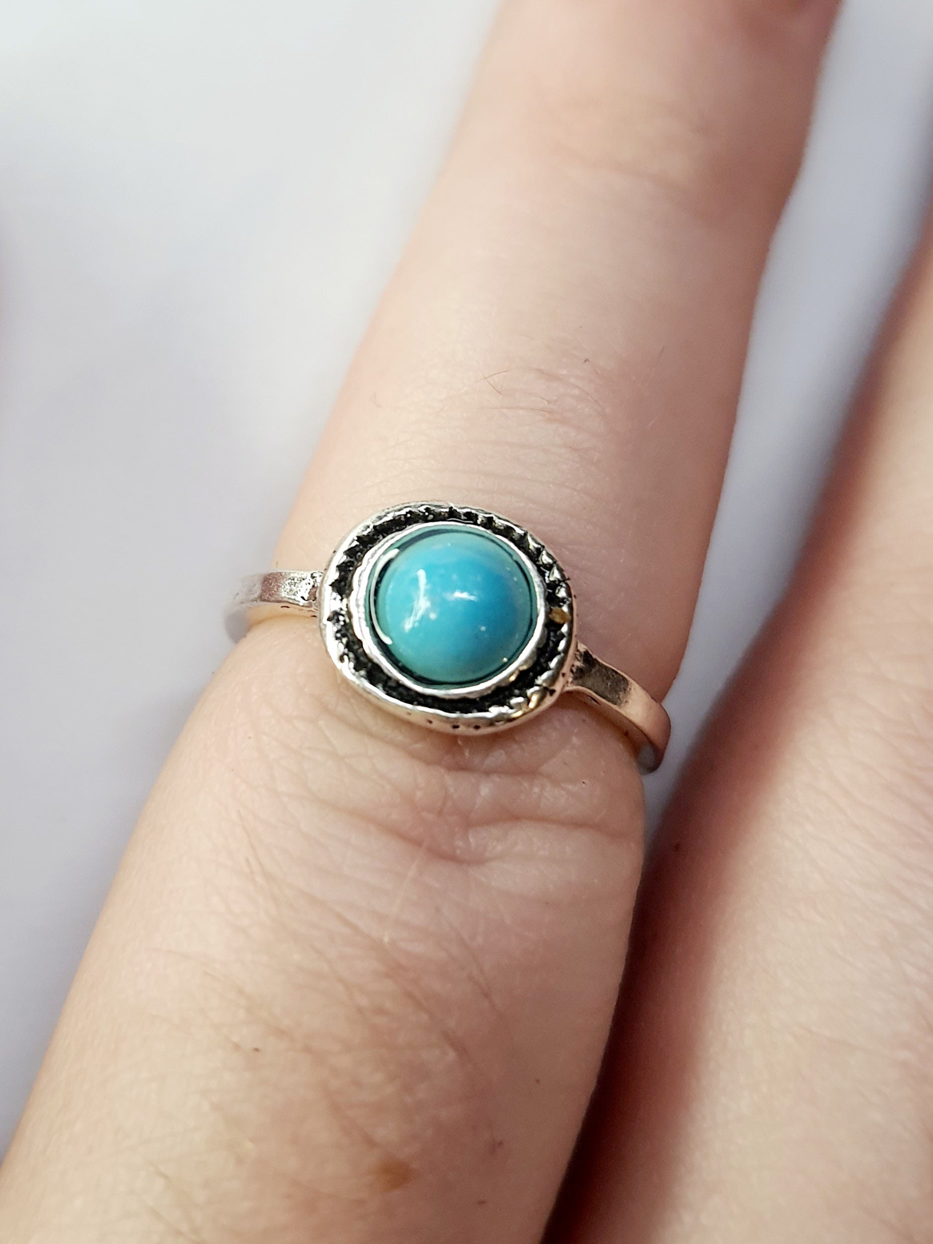 Pierścionek z turkusowym kamieniem w srebrnej oprawie. Rozmiar 15 mm. Styl klasyczny, elegancki. Stal nierdzewna, stal chirurgiczna, wodoodporne, hipoalergiczne, jakość premium. Rouge Bizu.