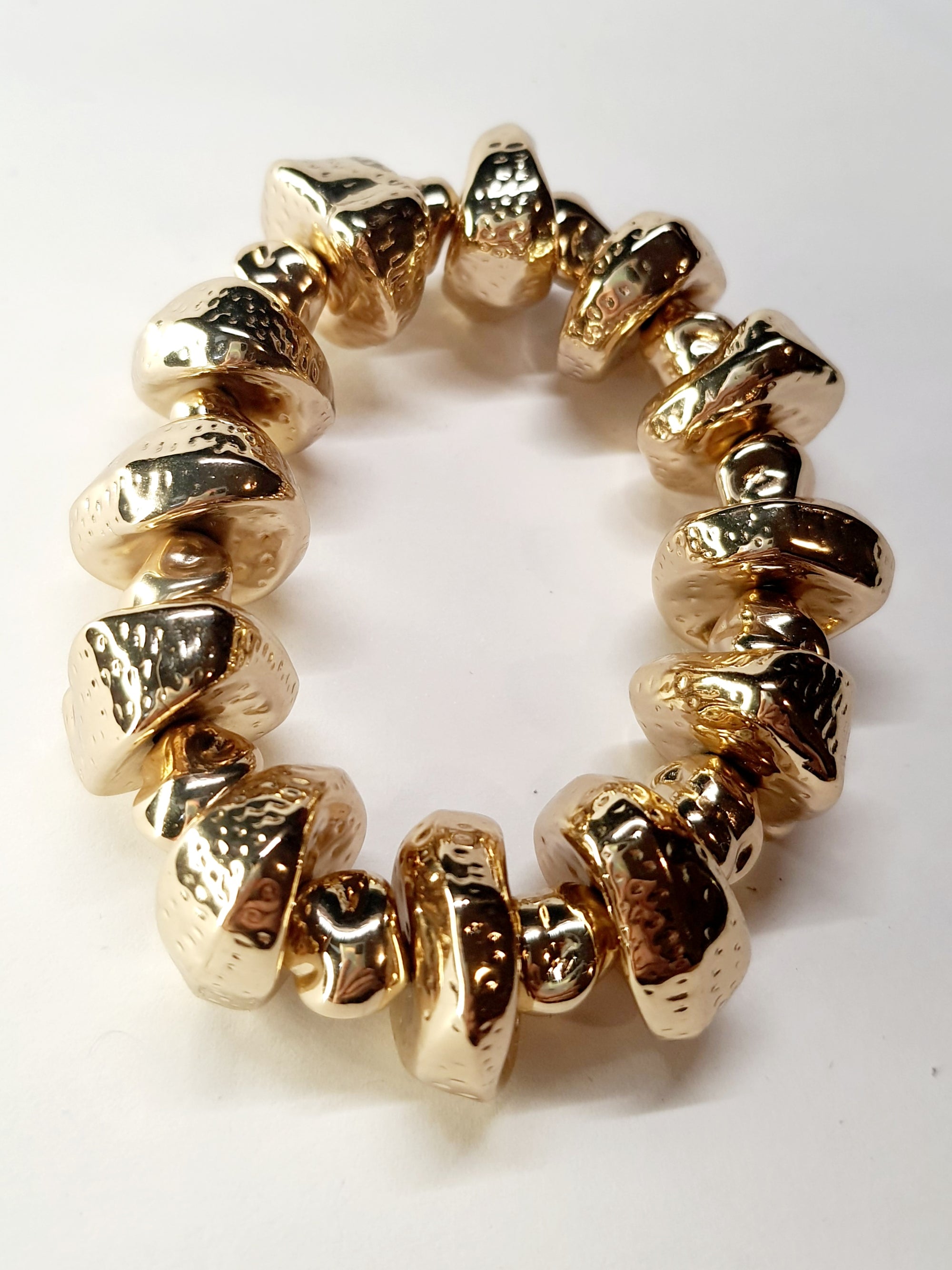 Bransoletka akrylowa w kolorze złotym, o średnicy 19 cm, o nieregularnych kształtach w stylu retro glamour. Stal nierdzewna, stal chirurgiczna, wodoodporne, hipoalergiczne, jakość premium, Rouge Bizu.