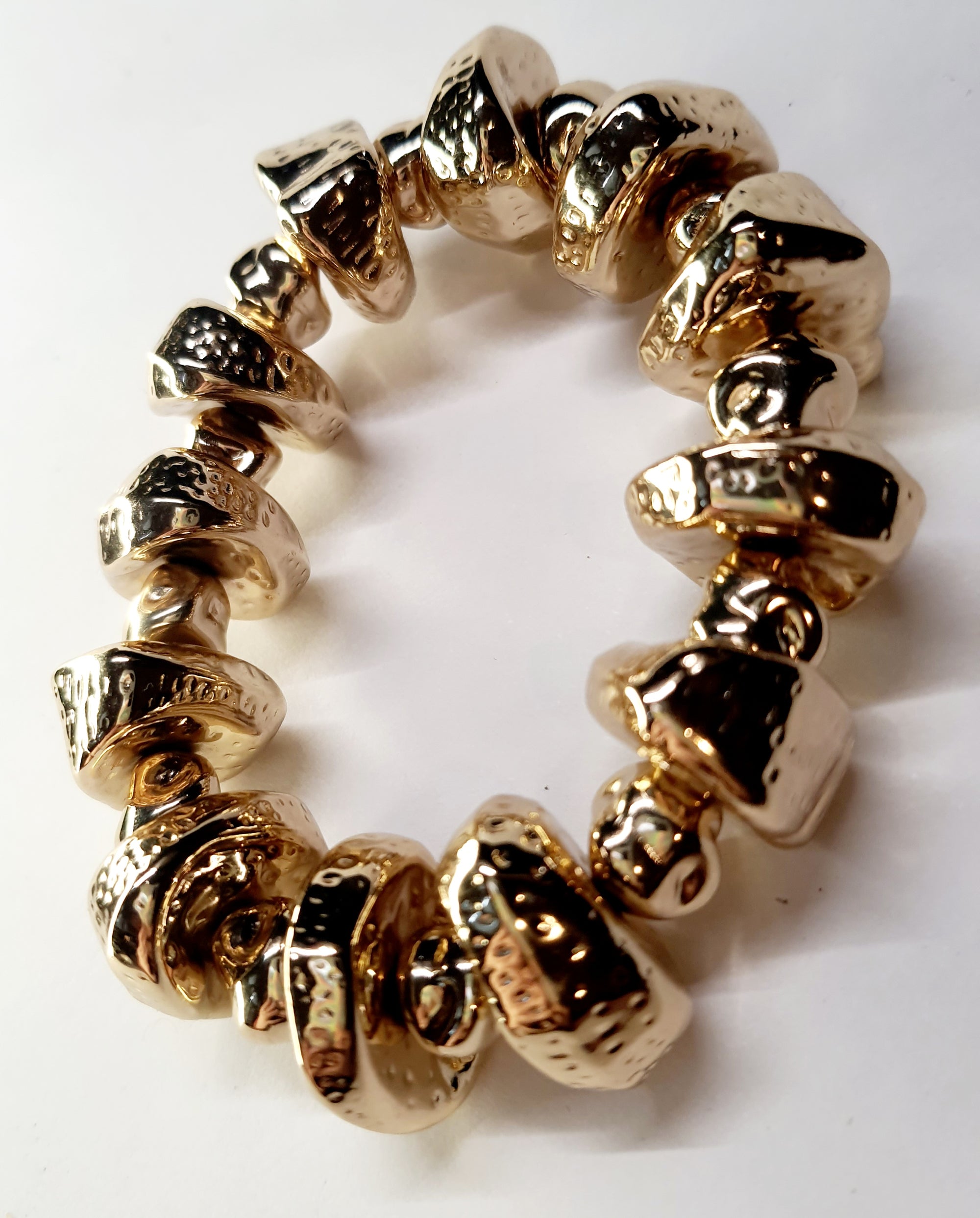 Bransoletka akrylowa w kolorze złotym, o średnicy 19 cm, o nieregularnych kształtach w stylu retro glamour. Stal nierdzewna, stal chirurgiczna, wodoodporne, hipoalergiczne, jakość premium, Rouge Bizu.