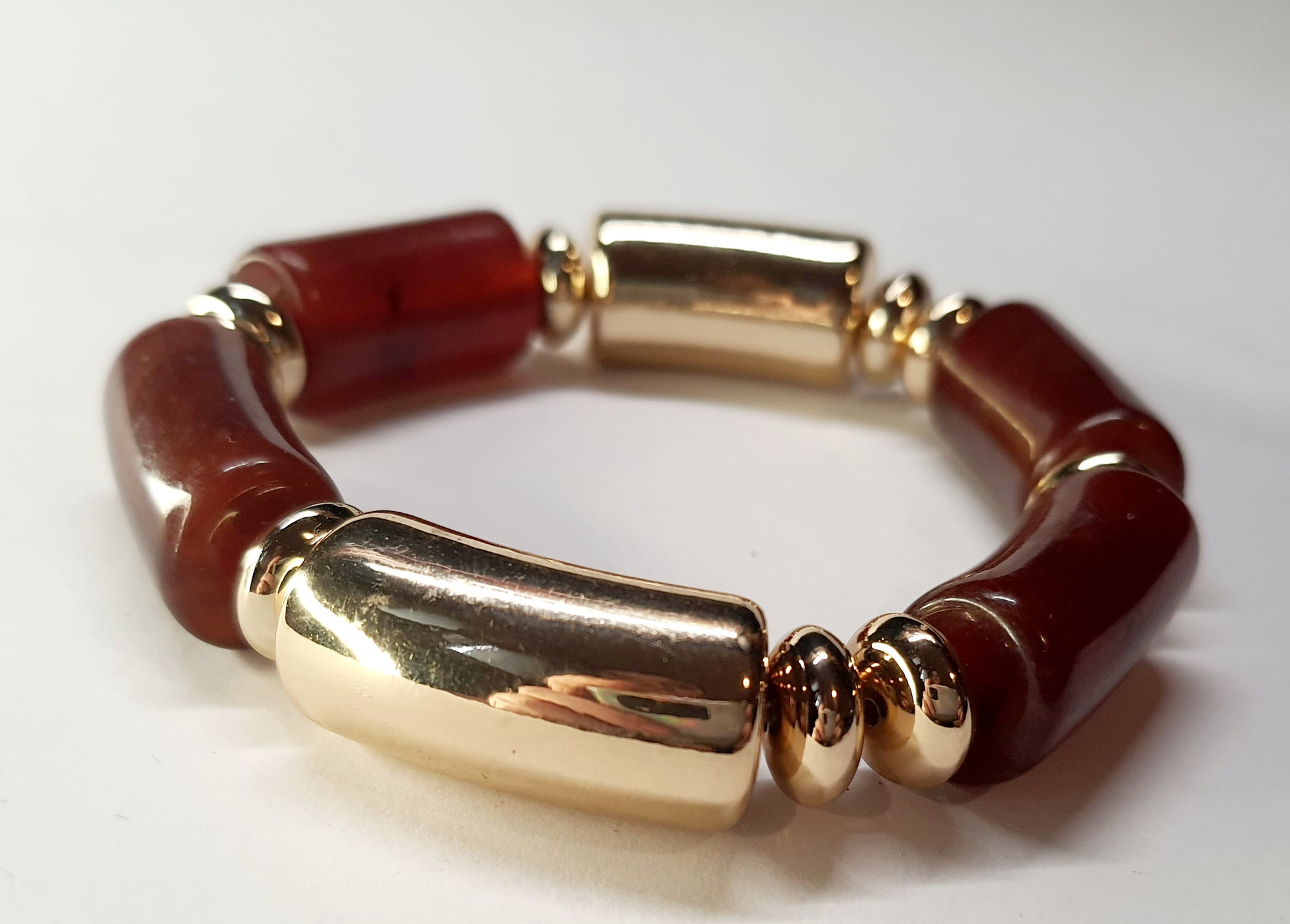 Bransoletka akrylowa w kolorze karmelowego brązu, o średnicy 6 cm, w stylu retro i minimalistycznym. Stal nierdzewna, stal chirurgiczna, wodoodporne, hipoalergiczne, jakość premium, Rouge Bizu.