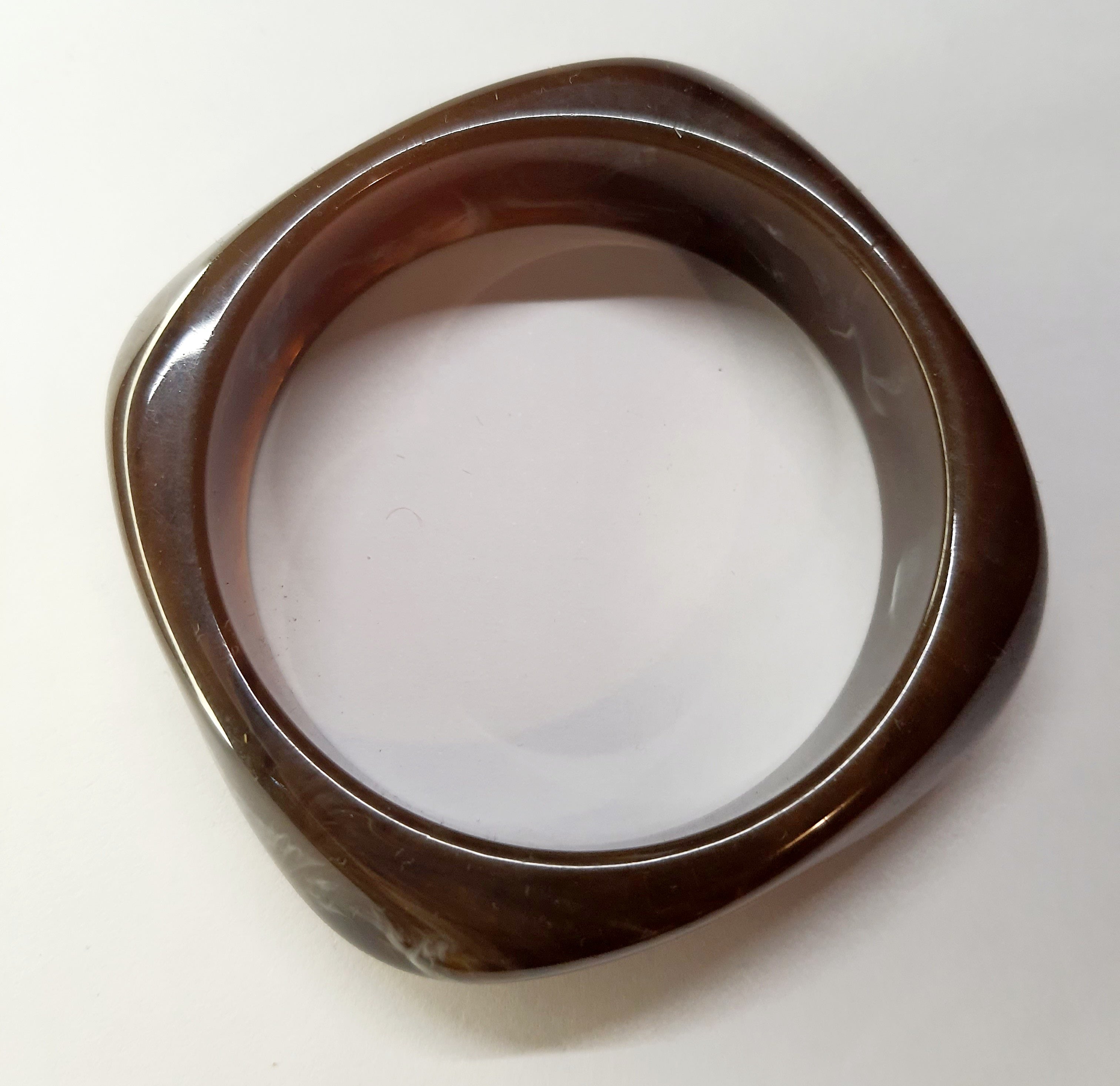 Bransoletka akrylowa w kolorze kawowego brązu z delikatnym marmurkowym wzorem, elegancka, minimalistyczna, sztywna, wodoodporna, hipoalergiczna, stal chirurgiczna, stal nierdzewna, jakość premium, Rouge Bizu.