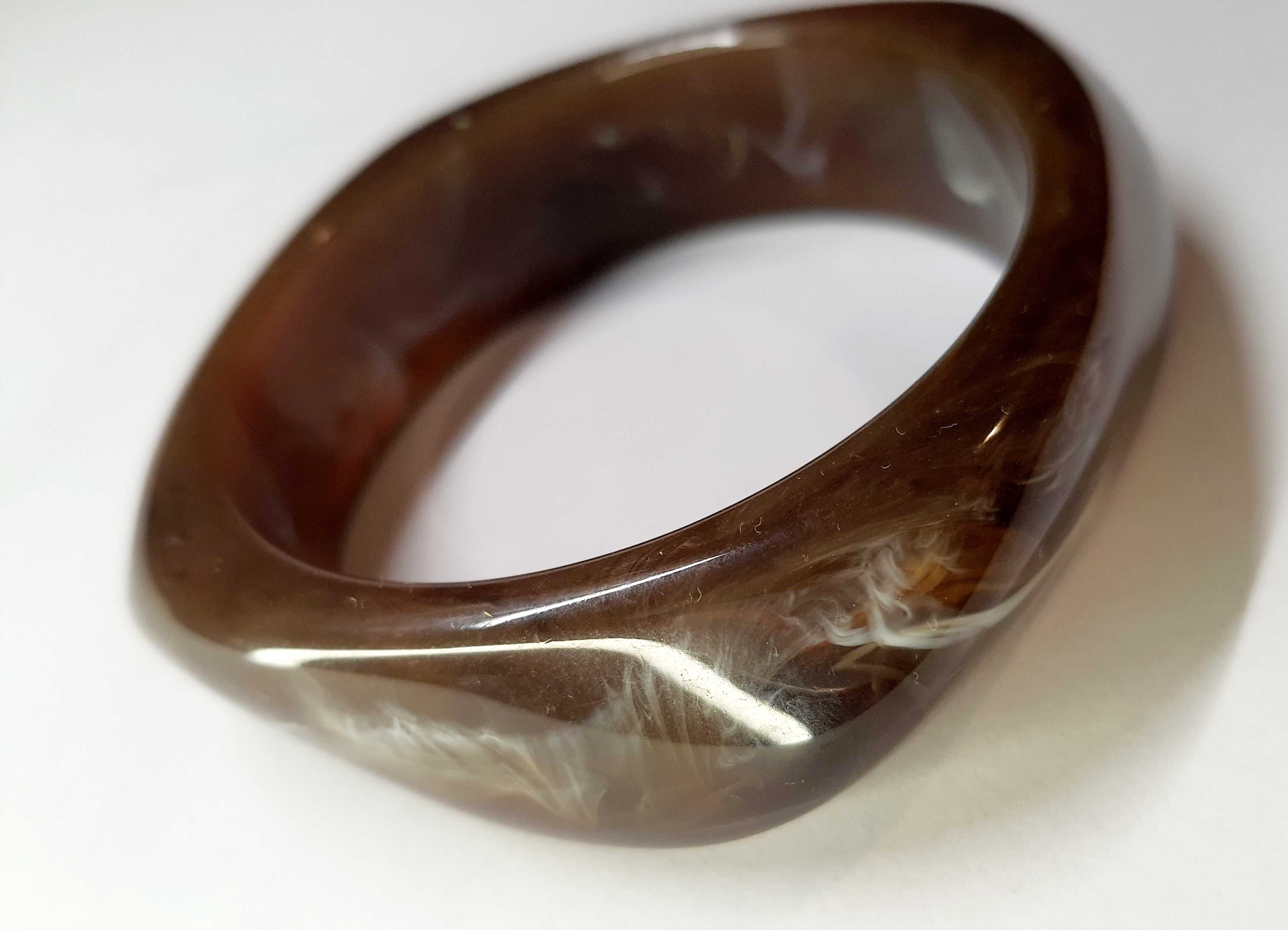 Bransoletka akrylowa w kolorze kawowego brązu z delikatnym marmurkowym wzorem, elegancka, minimalistyczna, sztywna, wodoodporna, hipoalergiczna, stal chirurgiczna, stal nierdzewna, jakość premium, Rouge Bizu.