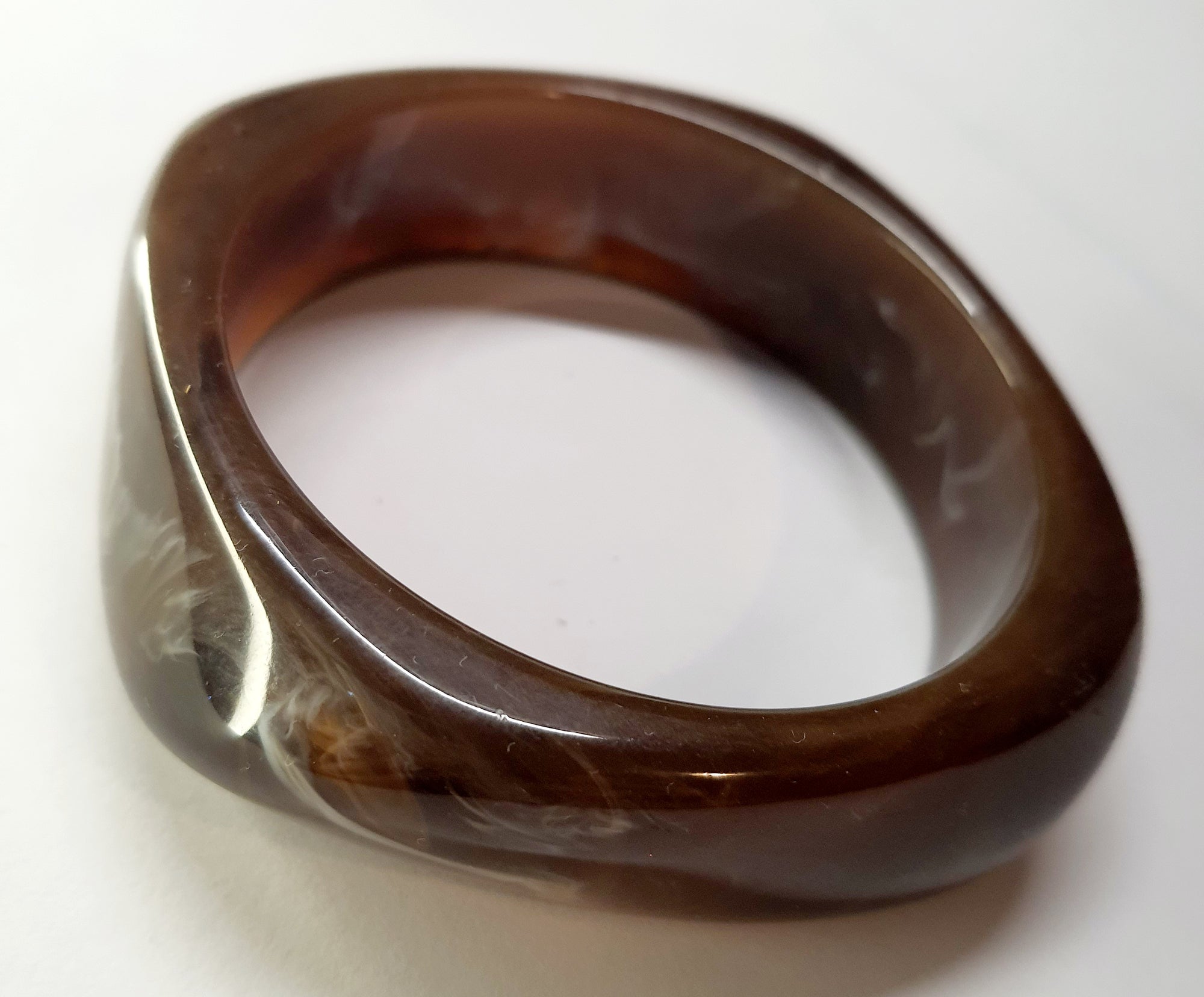 Bransoletka akrylowa w kolorze kawowego brązu z delikatnym marmurkowym wzorem, elegancka, minimalistyczna, sztywna, wodoodporna, hipoalergiczna, stal chirurgiczna, stal nierdzewna, jakość premium, Rouge Bizu.