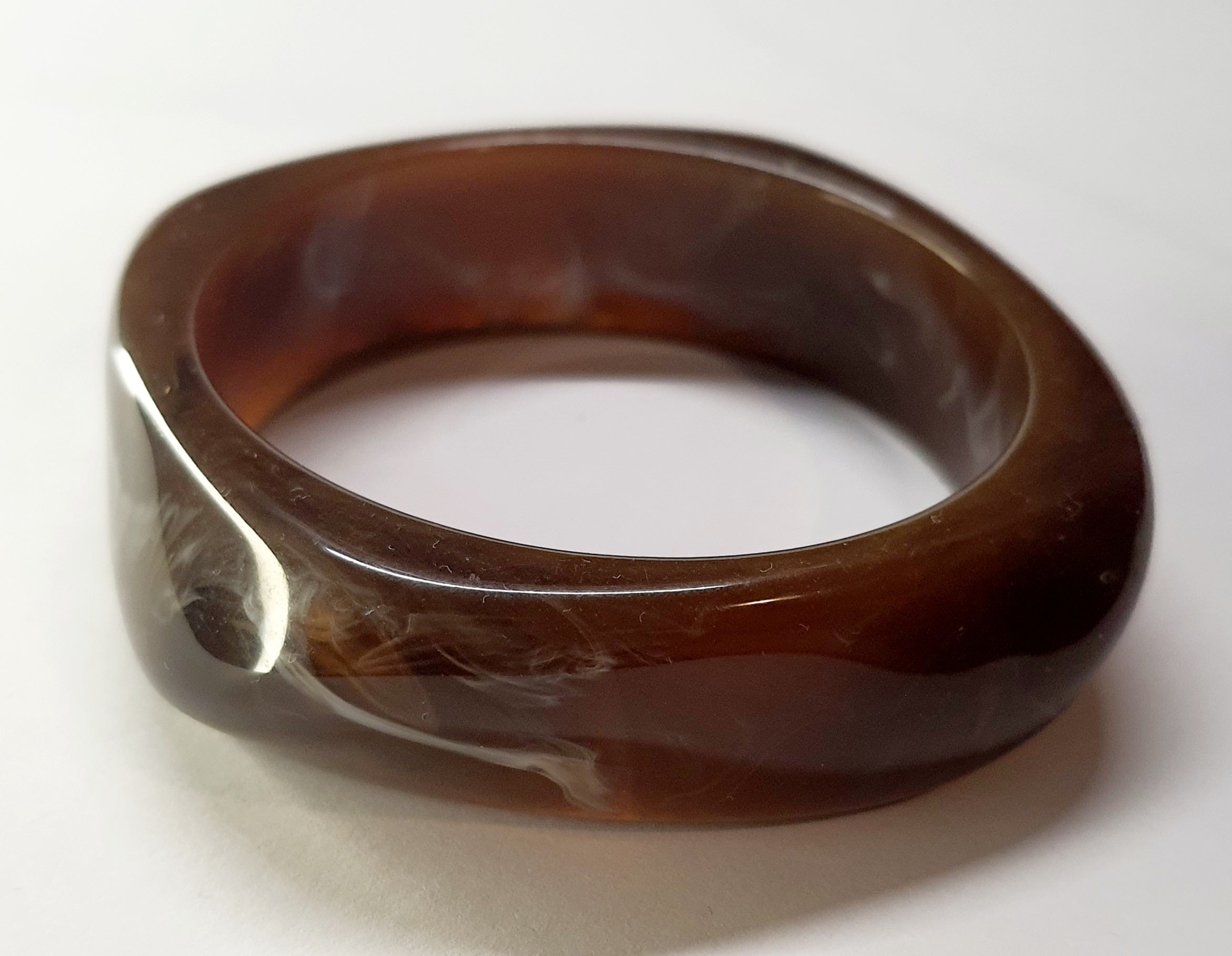 Bransoletka akrylowa w kolorze kawowego brązu z delikatnym marmurkowym wzorem, elegancka, minimalistyczna, sztywna, wodoodporna, hipoalergiczna, stal chirurgiczna, stal nierdzewna, jakość premium, Rouge Bizu.