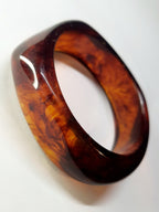 Bransoletka akrylowa w kolorze ciemnego bursztynu, o średnicy 6 cm, w stylu retro i minimalistycznym. Stal nierdzewna, stal chirurgiczna, wodoodporne, hipoalergiczne, jakość premium, Rouge Bizu.