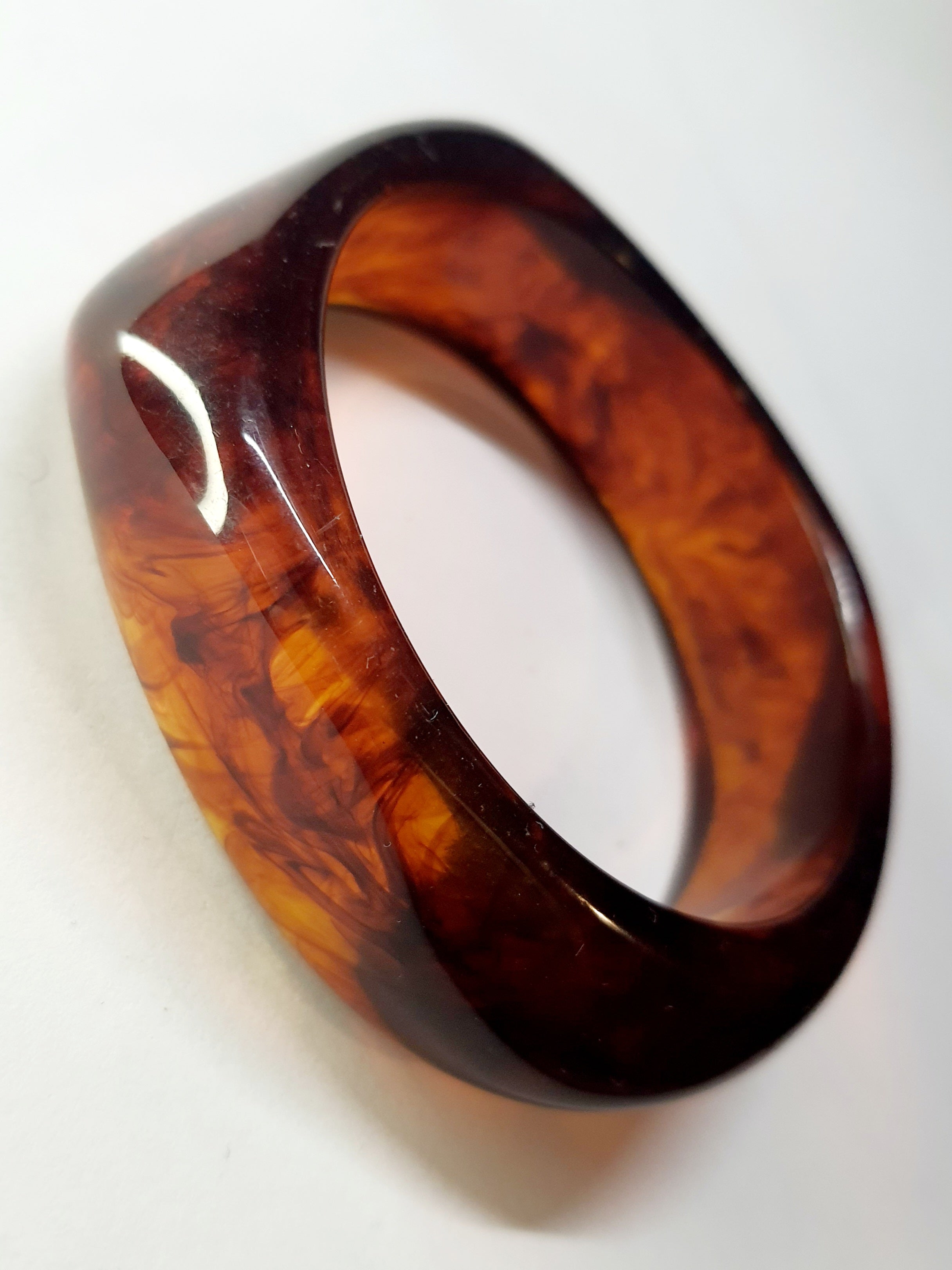 Bransoletka akrylowa w kolorze ciemnego bursztynu, o średnicy 6 cm, w stylu retro i minimalistycznym. Stal nierdzewna, stal chirurgiczna, wodoodporne, hipoalergiczne, jakość premium, Rouge Bizu.