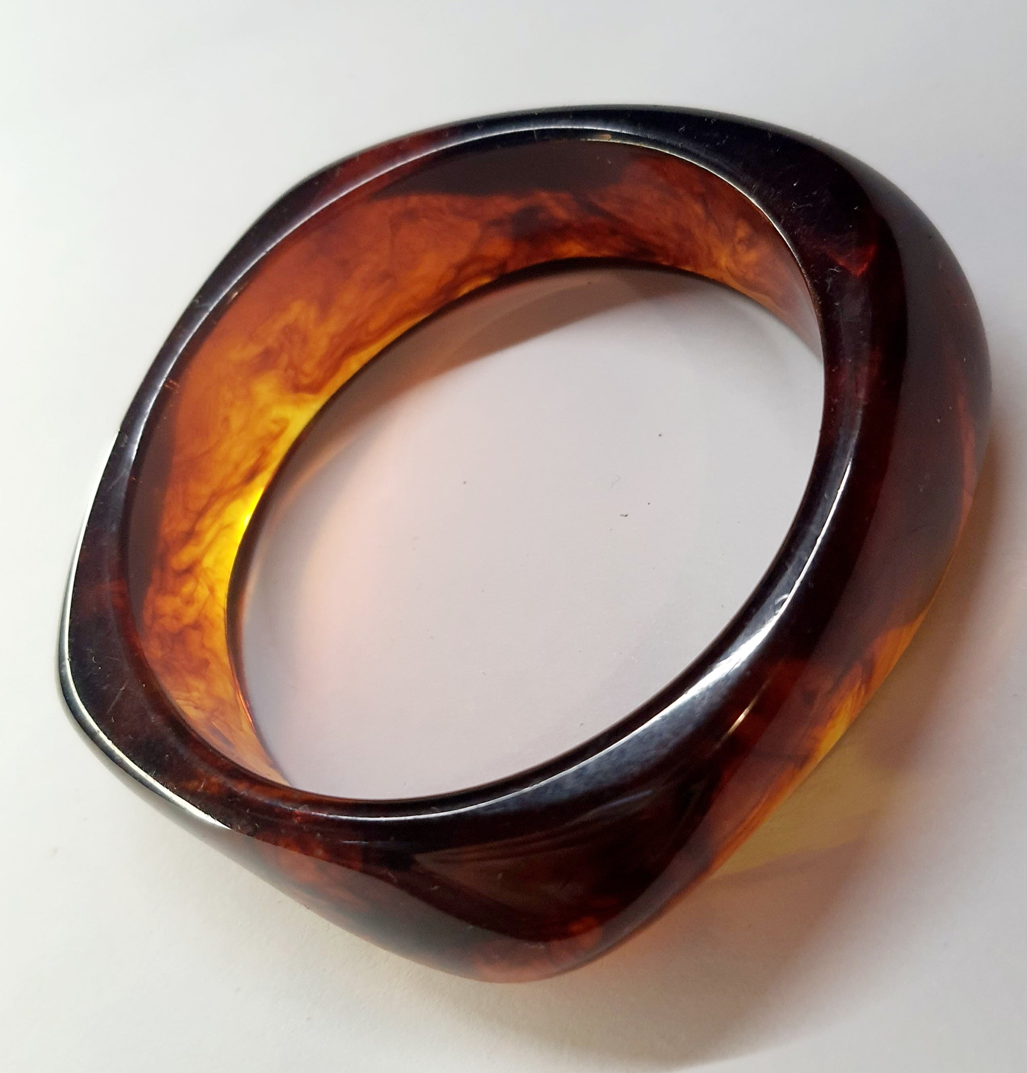 Bransoletka akrylowa w kolorze ciemnego bursztynu, o średnicy 6 cm, w stylu retro i minimalistycznym. Stal nierdzewna, stal chirurgiczna, wodoodporne, hipoalergiczne, jakość premium, Rouge Bizu.