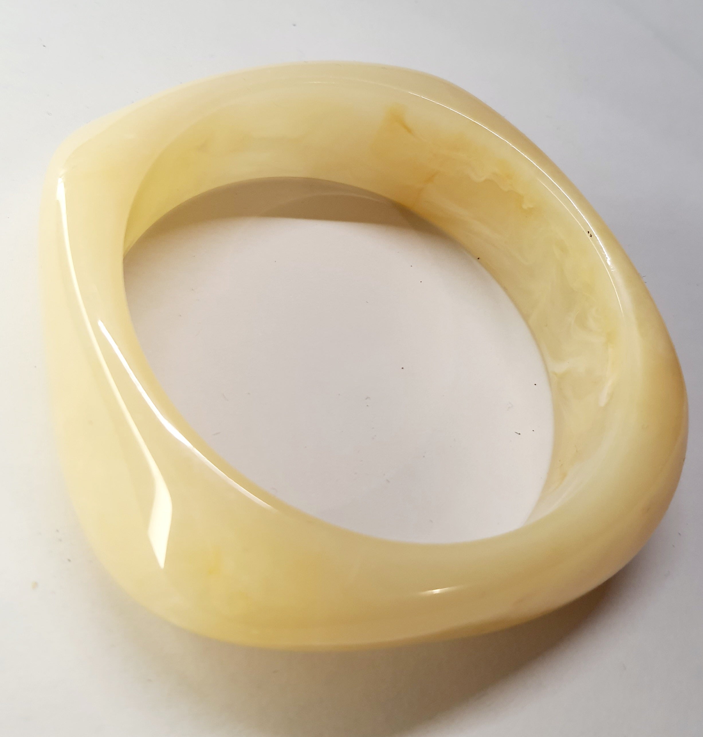 Bransoletka akrylowa w kolorze kremowego bursztynu, nieregularny kształt, minimalistyczny styl, lekka, elegancka, wodoodporna, hipoalergiczna, jakość premium, Rouge Bizu.