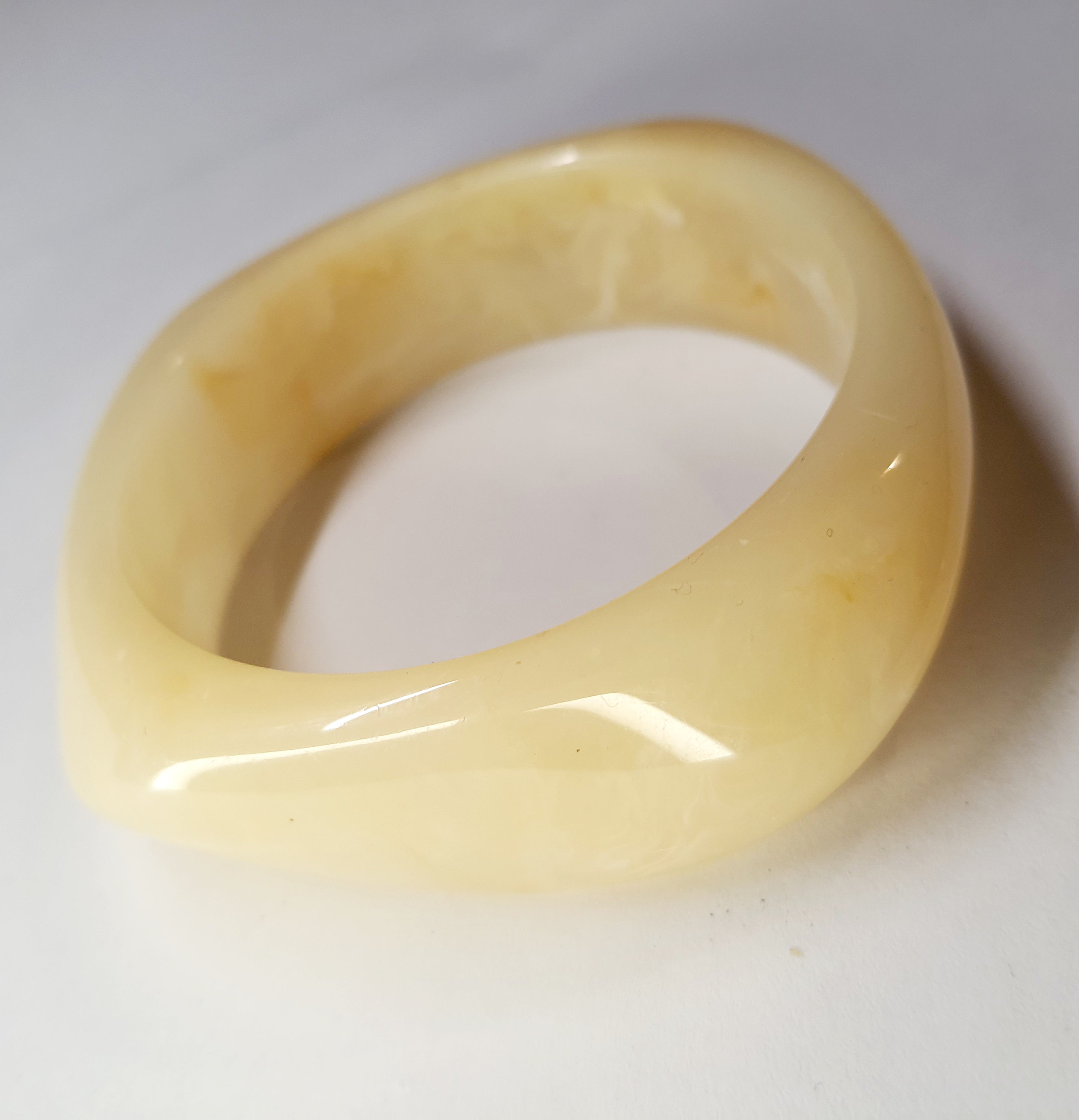 Bransoletka akrylowa w kolorze kremowego bursztynu, nieregularny kształt, minimalistyczny styl, lekka, elegancka, wodoodporna, hipoalergiczna, jakość premium, Rouge Bizu.