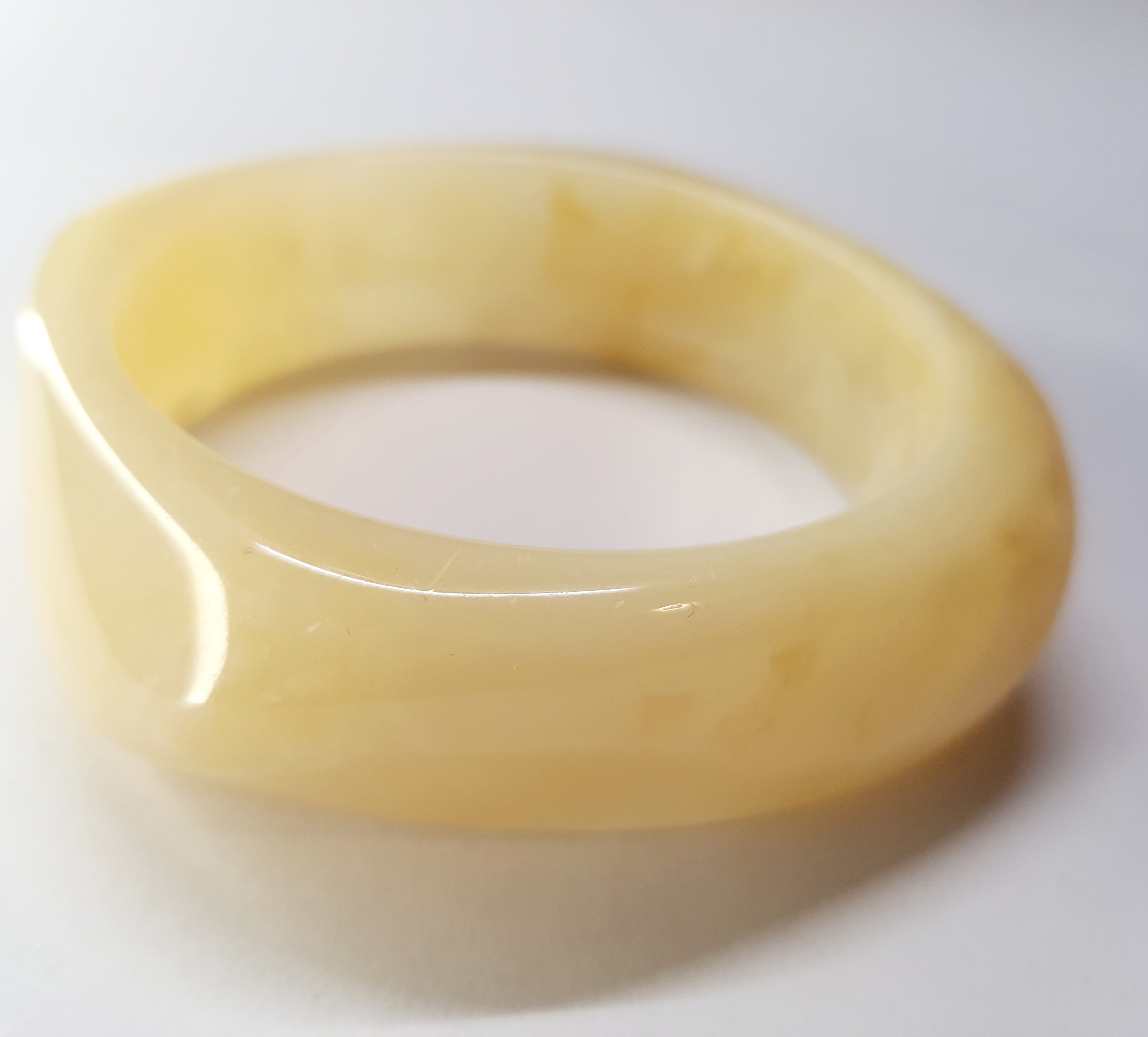 Bransoletka akrylowa w kolorze kremowego bursztynu, nieregularny kształt, minimalistyczny styl, lekka, elegancka, wodoodporna, hipoalergiczna, jakość premium, Rouge Bizu.