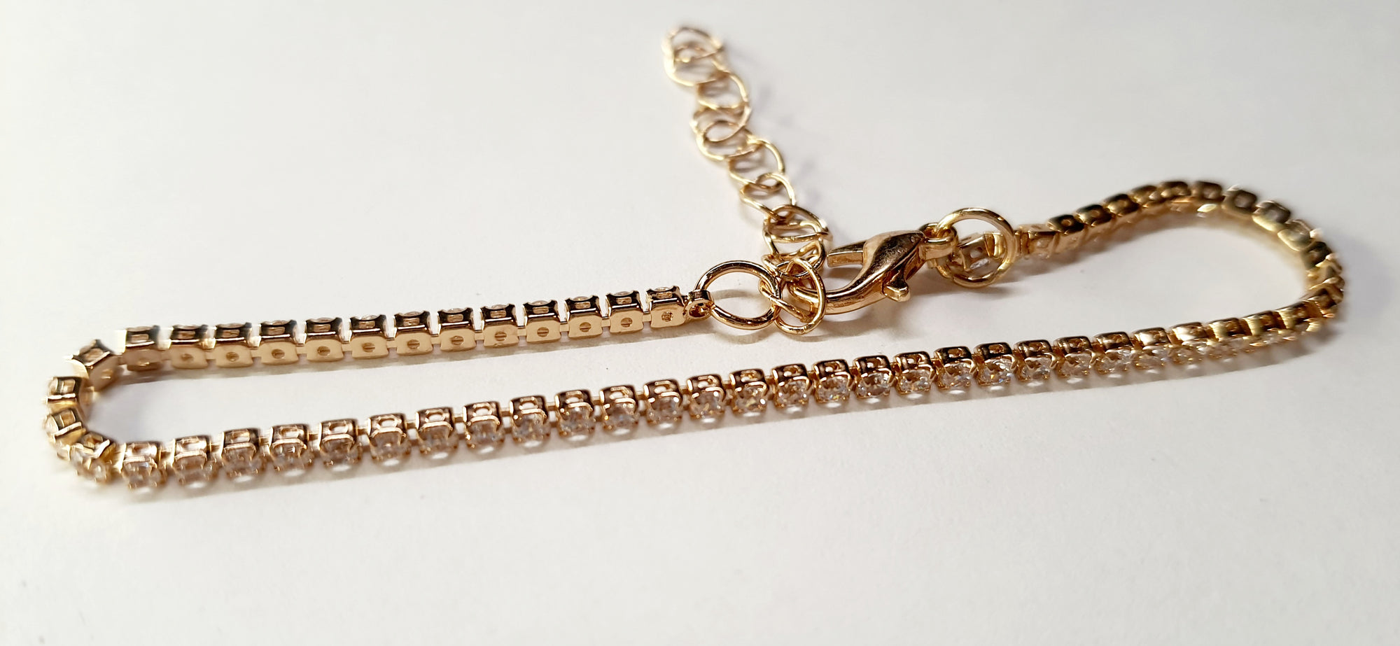 Złota bransoletka tenisowa z cyrkoniami, długość regulowana 17–22 cm, styl glamour i klasyczny. Stal nierdzewna, stal chirurgiczna, wodoodporne, hipoalergiczne, jakość premium, Rouge Bizu.