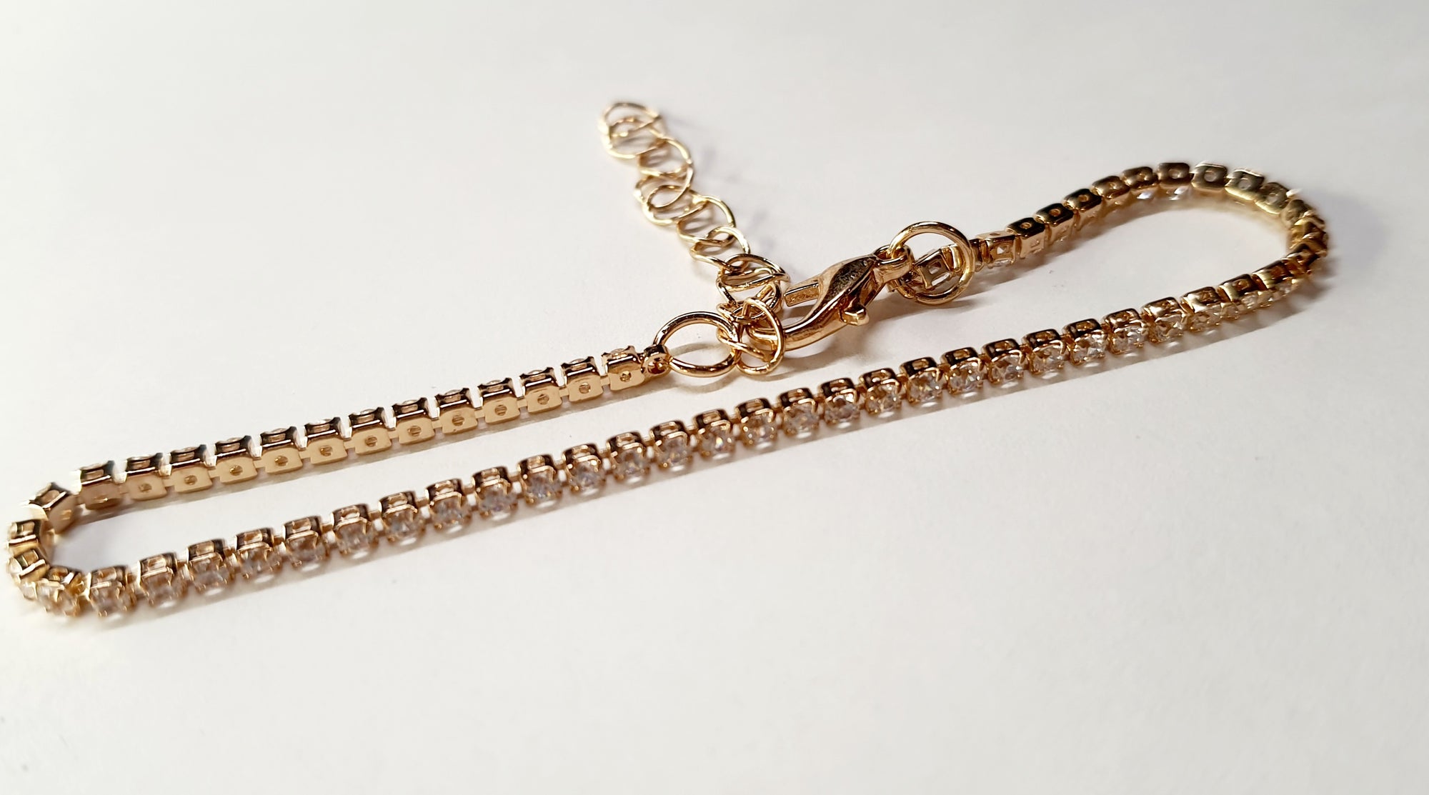 Złota bransoletka tenisowa z cyrkoniami, długość regulowana 17–22 cm, styl glamour i klasyczny. Stal nierdzewna, stal chirurgiczna, wodoodporne, hipoalergiczne, jakość premium, Rouge Bizu.