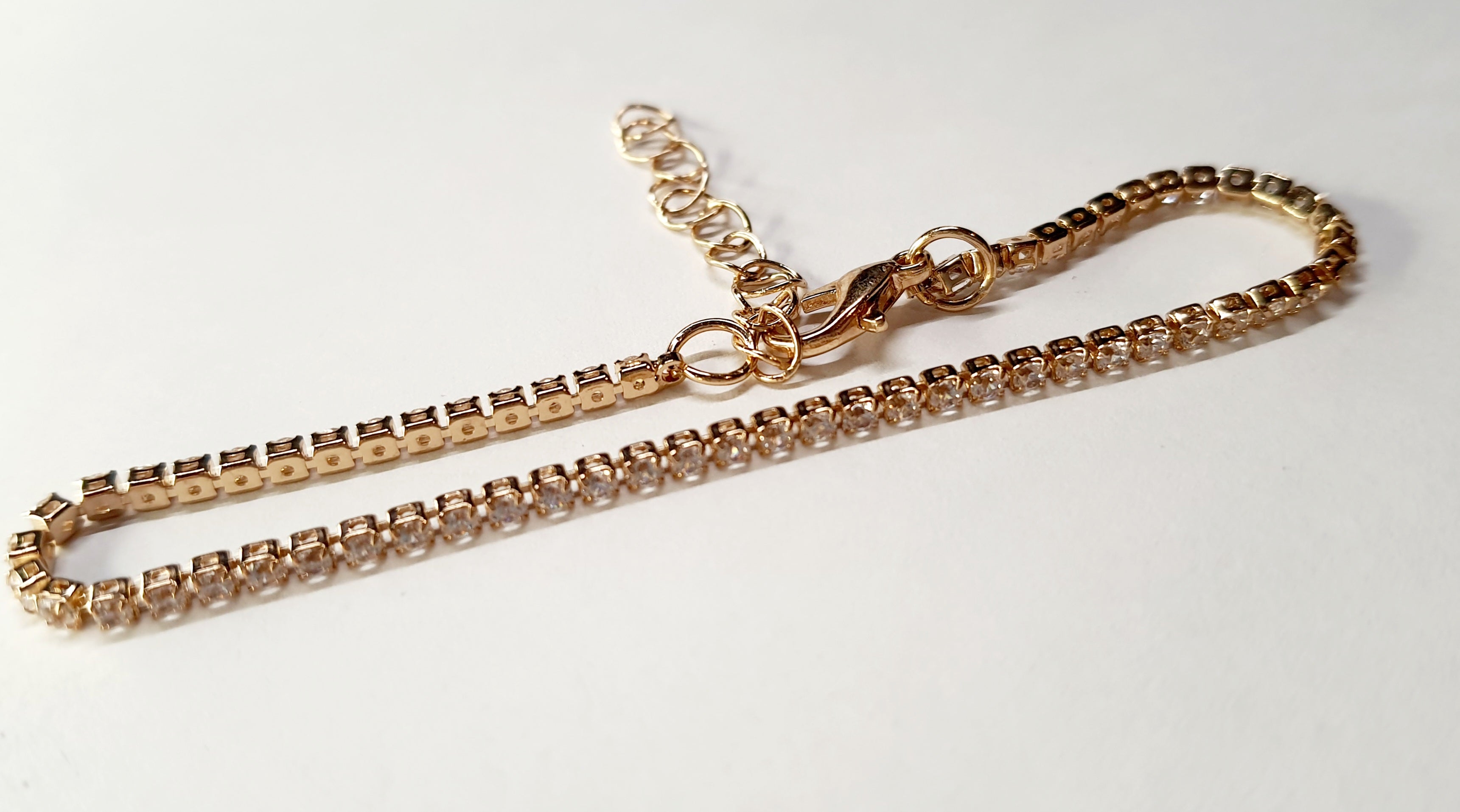 Złota bransoletka tenisowa z cyrkoniami, długość regulowana 17–22 cm, styl glamour i klasyczny. Stal nierdzewna, stal chirurgiczna, wodoodporne, hipoalergiczne, jakość premium, Rouge Bizu.