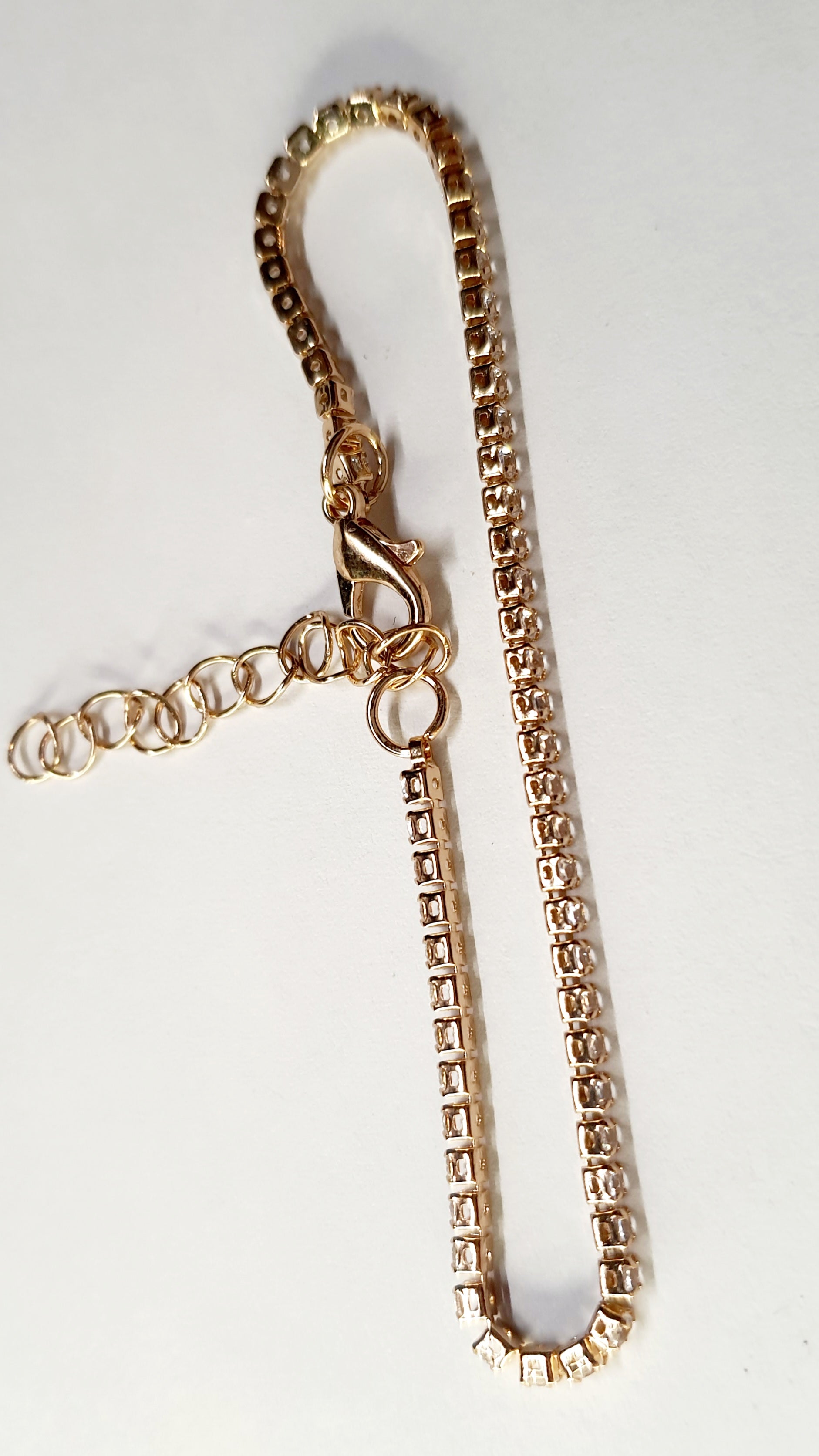 Złota bransoletka tenisowa z cyrkoniami, długość regulowana 17–22 cm, styl glamour i klasyczny. Stal nierdzewna, stal chirurgiczna, wodoodporne, hipoalergiczne, jakość premium, Rouge Bizu.