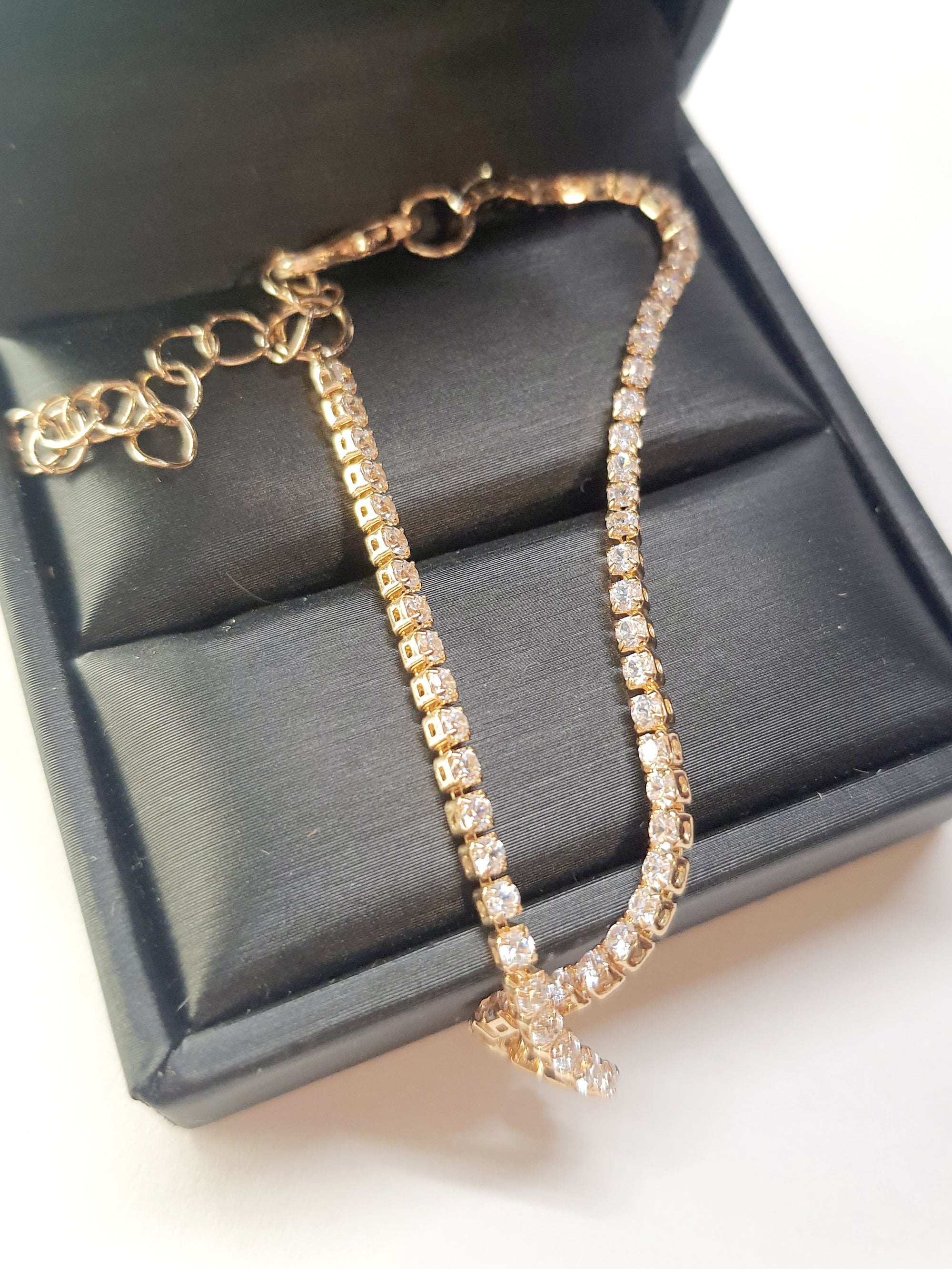 Złota bransoletka tenisowa z cyrkoniami, długość regulowana 17–22 cm, styl glamour i klasyczny. Stal nierdzewna, stal chirurgiczna, wodoodporne, hipoalergiczne, jakość premium, Rouge Bizu.