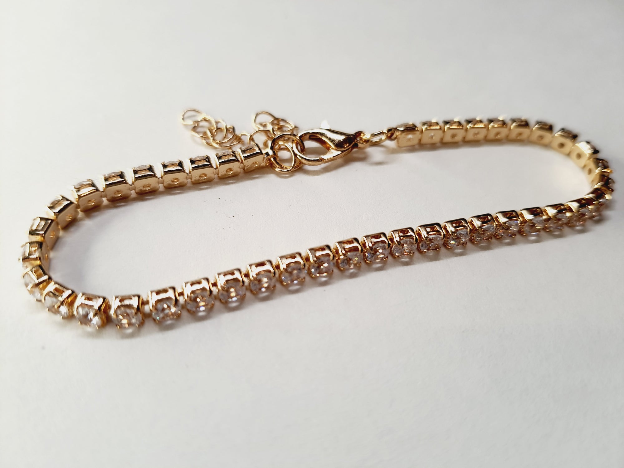 Złota bransoletka tenisowa z cyrkoniami, długość regulowana 17–22 cm, styl glamour i klasyczny. Stal nierdzewna, stal chirurgiczna, wodoodporne, hipoalergiczne, jakość premium, Rouge Bizu.
