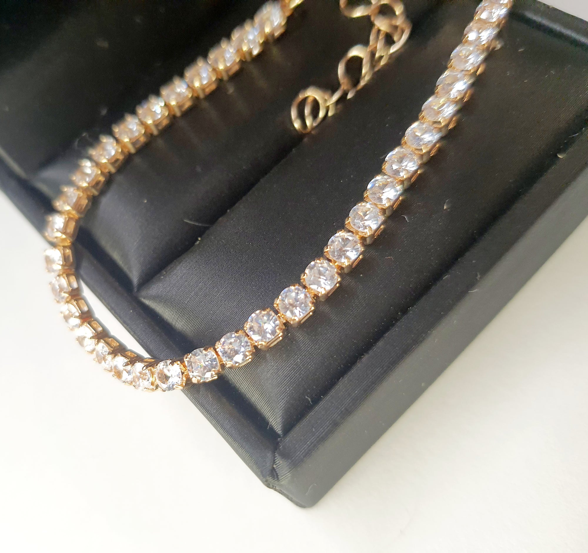 Złota bransoletka tenisowa z cyrkoniami, długość regulowana 17–22 cm, styl glamour i klasyczny. Stal nierdzewna, stal chirurgiczna, wodoodporne, hipoalergiczne, jakość premium, Rouge Bizu.