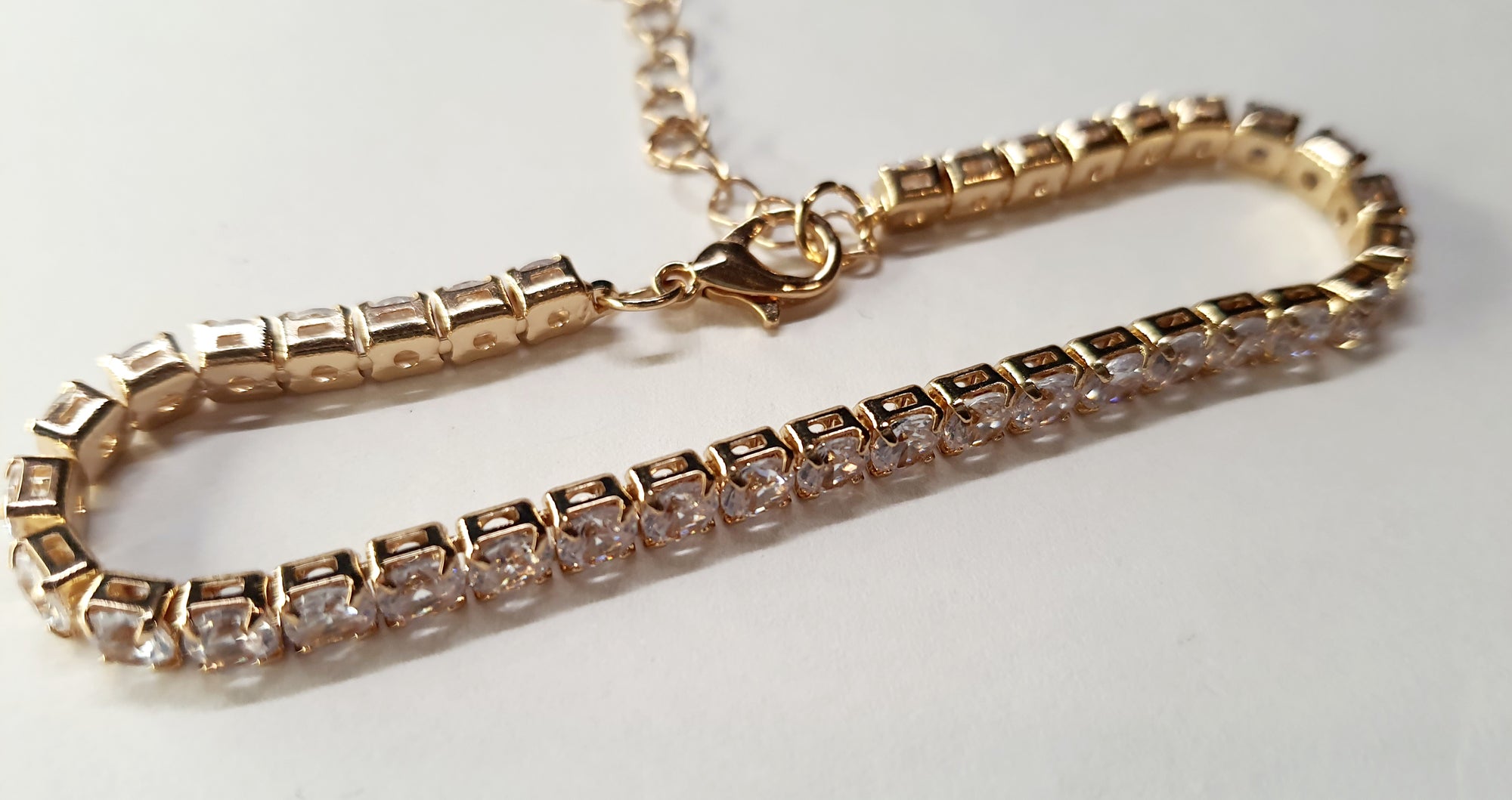Złota bransoletka tenisowa z cyrkoniami, długość regulowana 17–22 cm, styl glamour i klasyczny. Stal nierdzewna, stal chirurgiczna, wodoodporne, hipoalergiczne, jakość premium, Rouge Bizu.