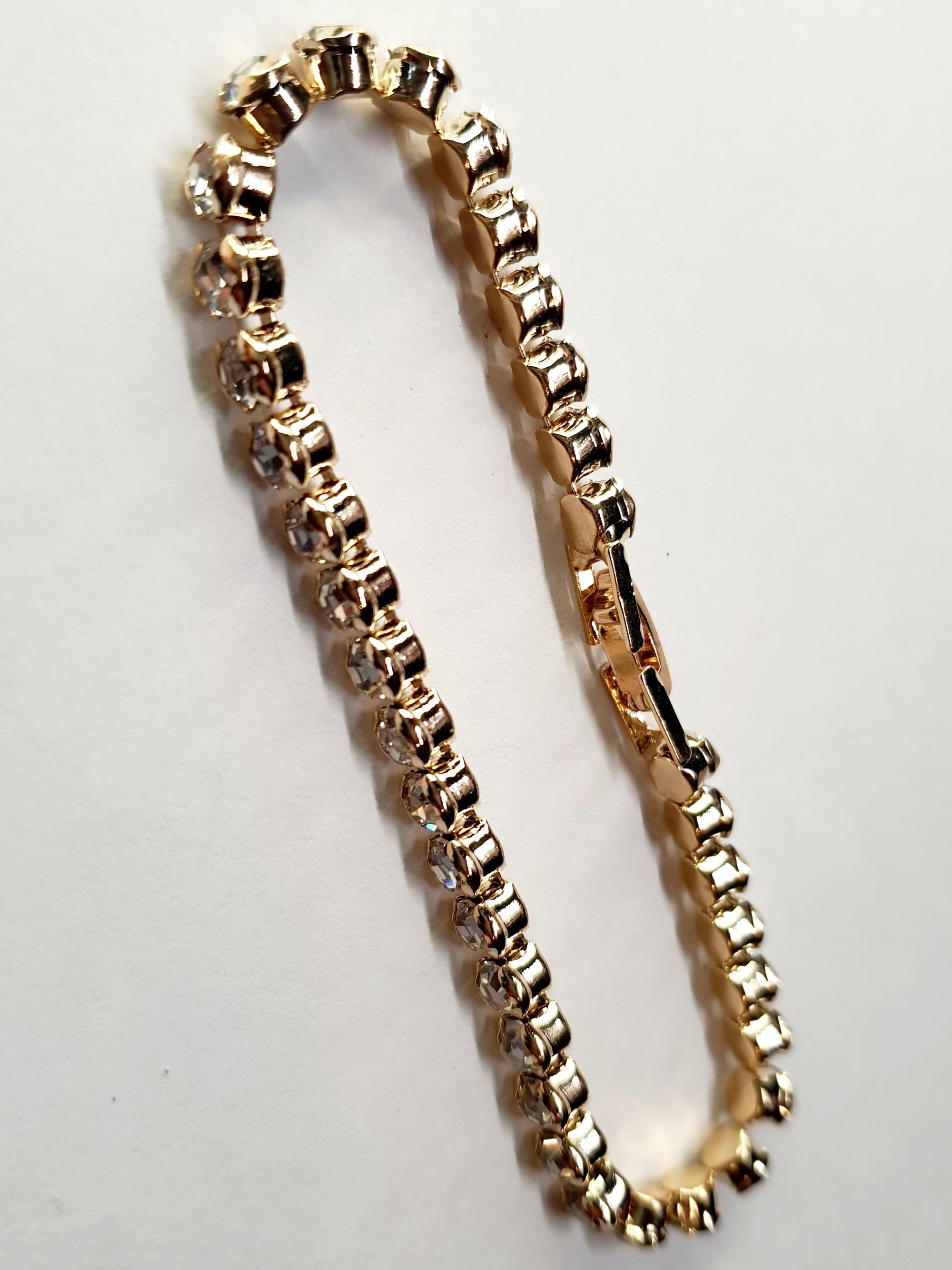 Złota bransoletka tenisowa z cyrkoniami, długość regulowana 17–22 cm, styl glamour i klasyczny. Stal nierdzewna, stal chirurgiczna, wodoodporne, hipoalergiczne, jakość premium, Rouge Bizu.