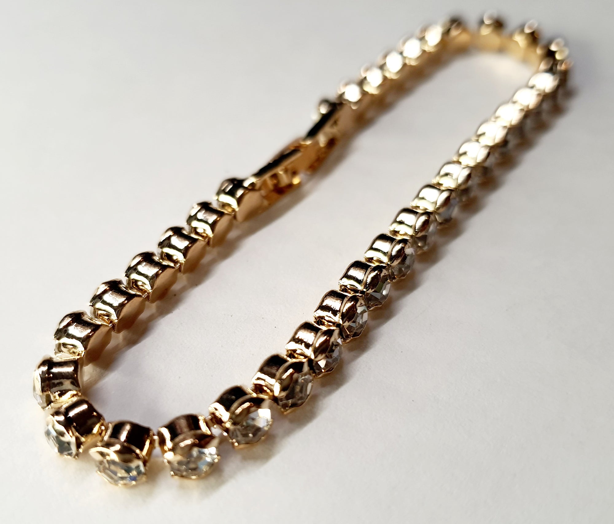 Złota bransoletka tenisowa z cyrkoniami, długość regulowana 17–22 cm, styl glamour i klasyczny. Stal nierdzewna, stal chirurgiczna, wodoodporne, hipoalergiczne, jakość premium, Rouge Bizu.
