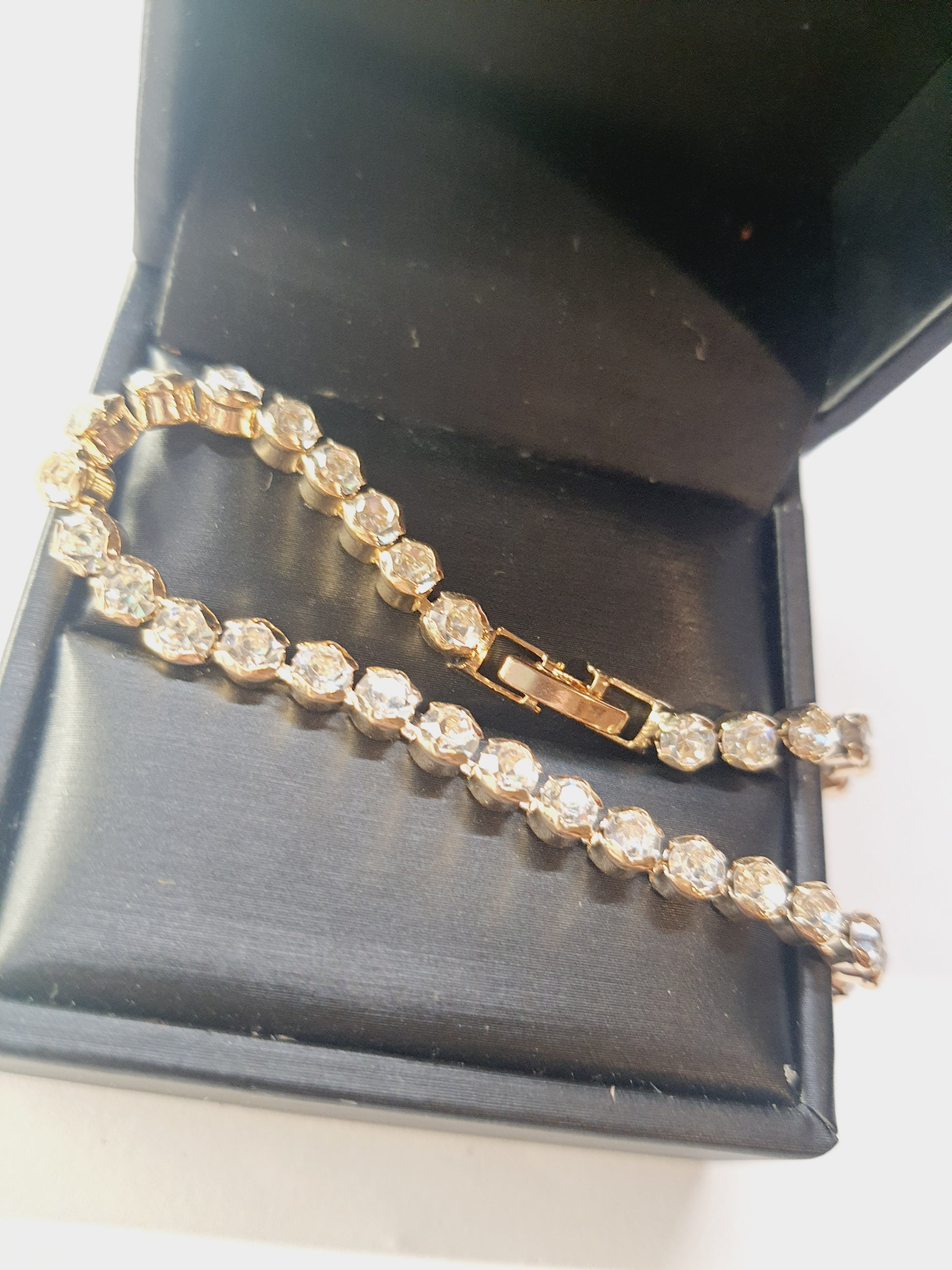 Złota bransoletka tenisowa z cyrkoniami, długość regulowana 17–22 cm, styl glamour i klasyczny. Stal nierdzewna, stal chirurgiczna, wodoodporne, hipoalergiczne, jakość premium, Rouge Bizu.
