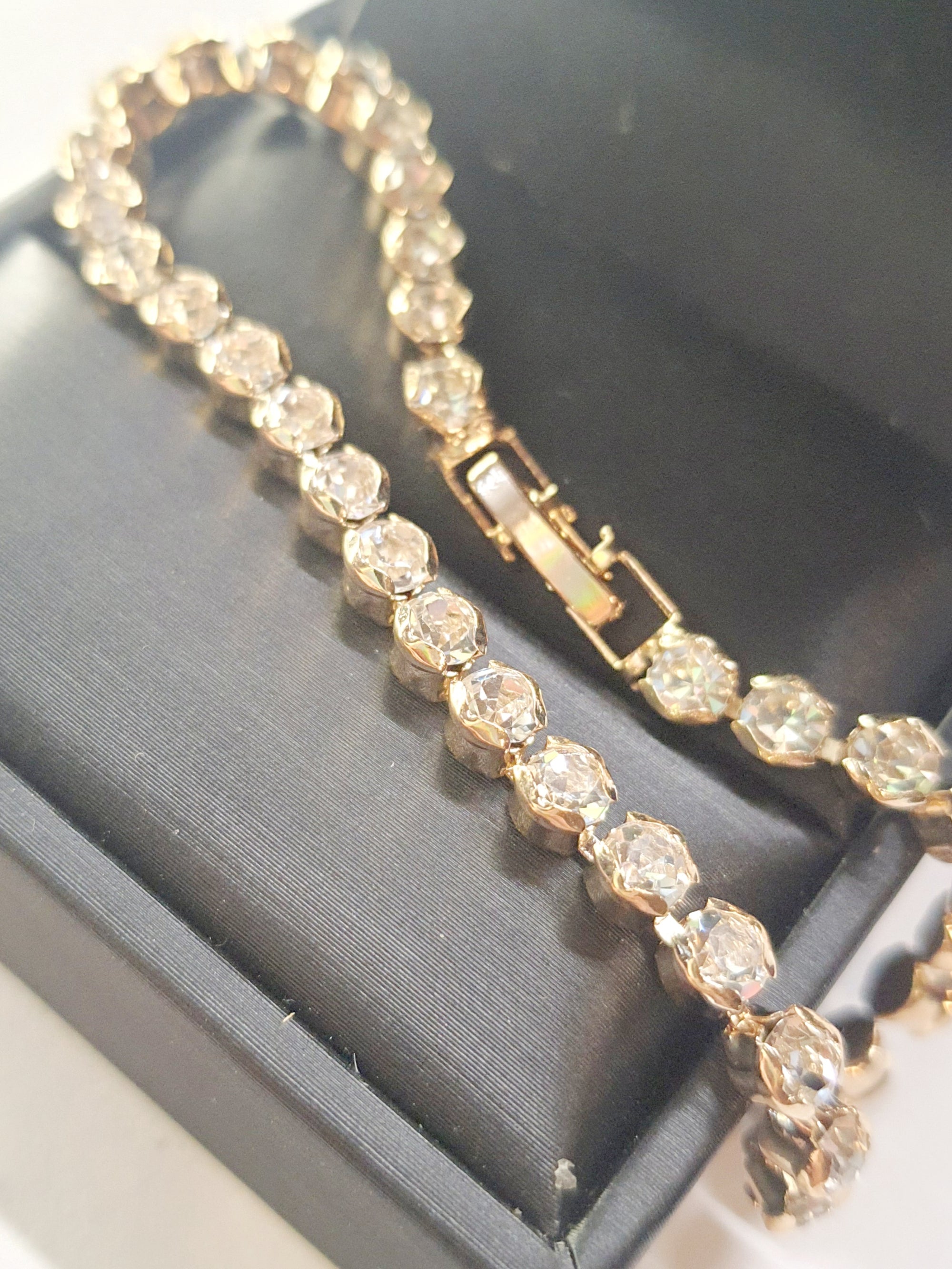 Złota bransoletka tenisowa z cyrkoniami, długość regulowana 17–22 cm, styl glamour i klasyczny. Stal nierdzewna, stal chirurgiczna, wodoodporne, hipoalergiczne, jakość premium, Rouge Bizu.