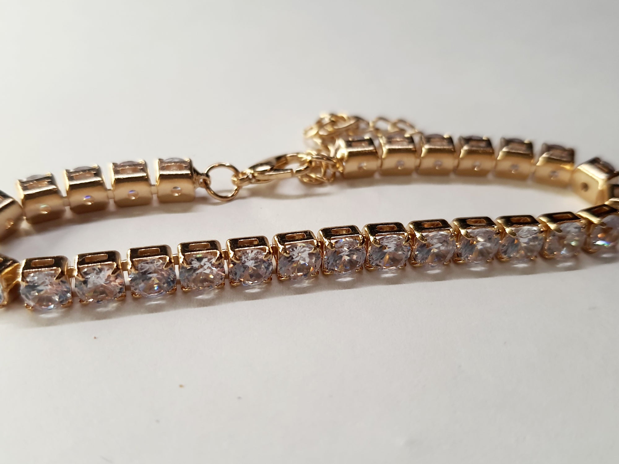 Złota bransoletka tenisowa z cyrkoniami, długość regulowana 17–22 cm, styl glamour i klasyczny. Stal nierdzewna, stal chirurgiczna, wodoodporne, hipoalergiczne, jakość premium, Rouge Bizu.