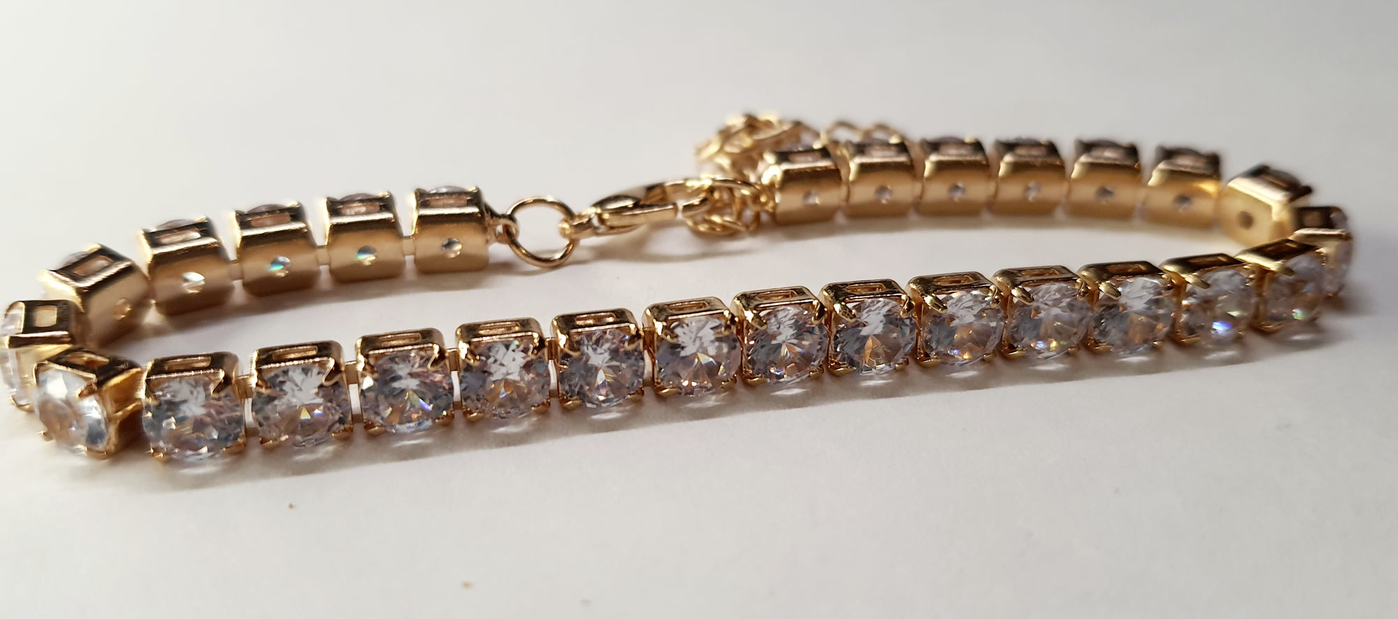 Złota bransoletka tenisowa z cyrkoniami, długość regulowana 17–22 cm, styl glamour i klasyczny. Stal nierdzewna, stal chirurgiczna, wodoodporne, hipoalergiczne, jakość premium, Rouge Bizu.