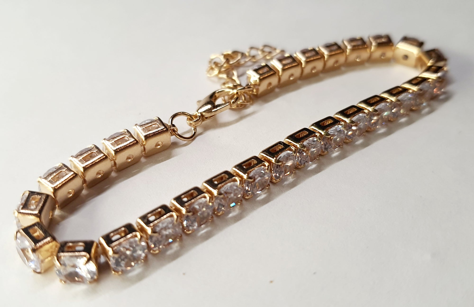 Złota bransoletka tenisowa z cyrkoniami, długość regulowana 17–22 cm, styl glamour i klasyczny. Stal nierdzewna, stal chirurgiczna, wodoodporne, hipoalergiczne, jakość premium, Rouge Bizu.