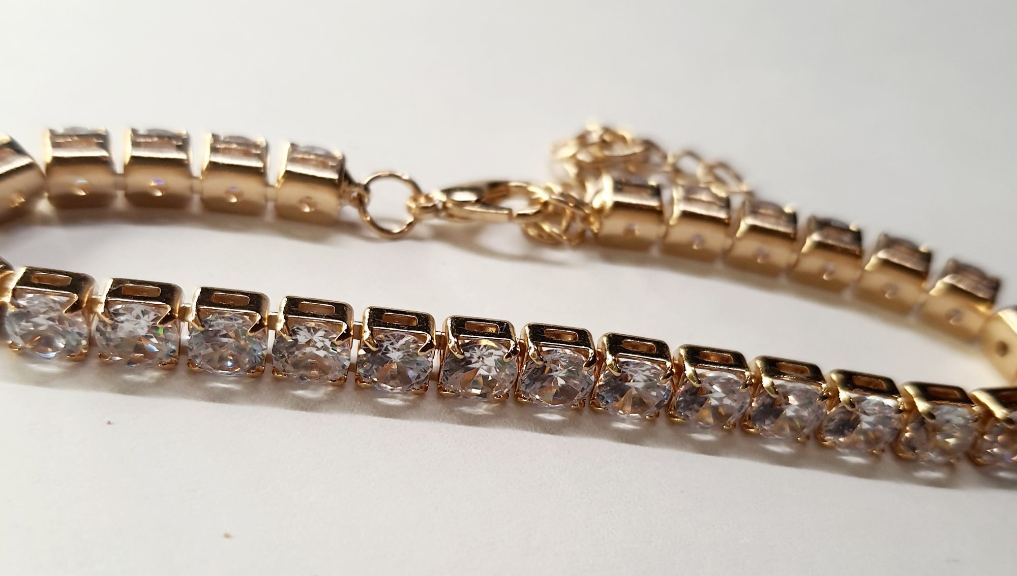 Złota bransoletka tenisowa z cyrkoniami, długość regulowana 17–22 cm, styl glamour i klasyczny. Stal nierdzewna, stal chirurgiczna, wodoodporne, hipoalergiczne, jakość premium, Rouge Bizu.