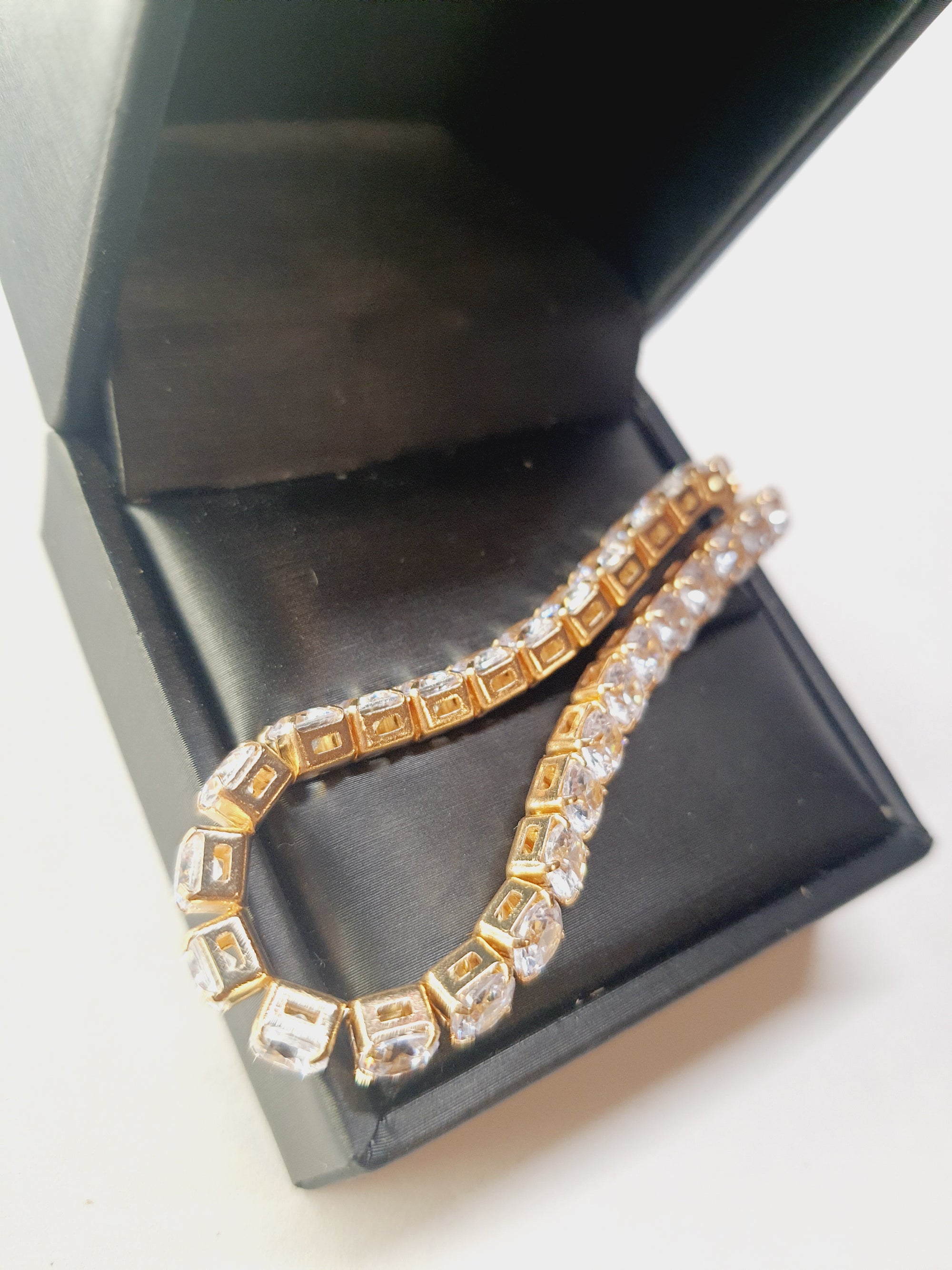 Złota bransoletka tenisowa z cyrkoniami, długość regulowana 17–22 cm, styl glamour i klasyczny. Stal nierdzewna, stal chirurgiczna, wodoodporne, hipoalergiczne, jakość premium, Rouge Bizu.