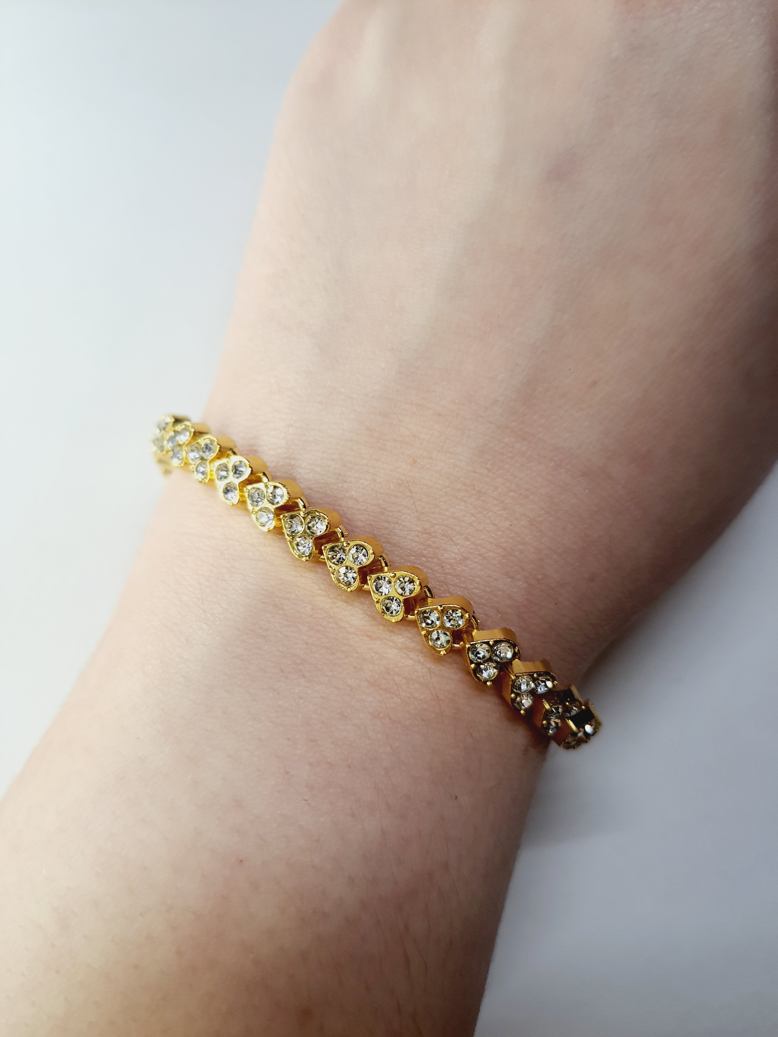 Złota bransoletka tenisowa z cyrkoniami, długość regulowana 17–22 cm, styl glamour i klasyczny. Stal nierdzewna, stal chirurgiczna, wodoodporne, hipoalergiczne, jakość premium, Rouge Bizu.