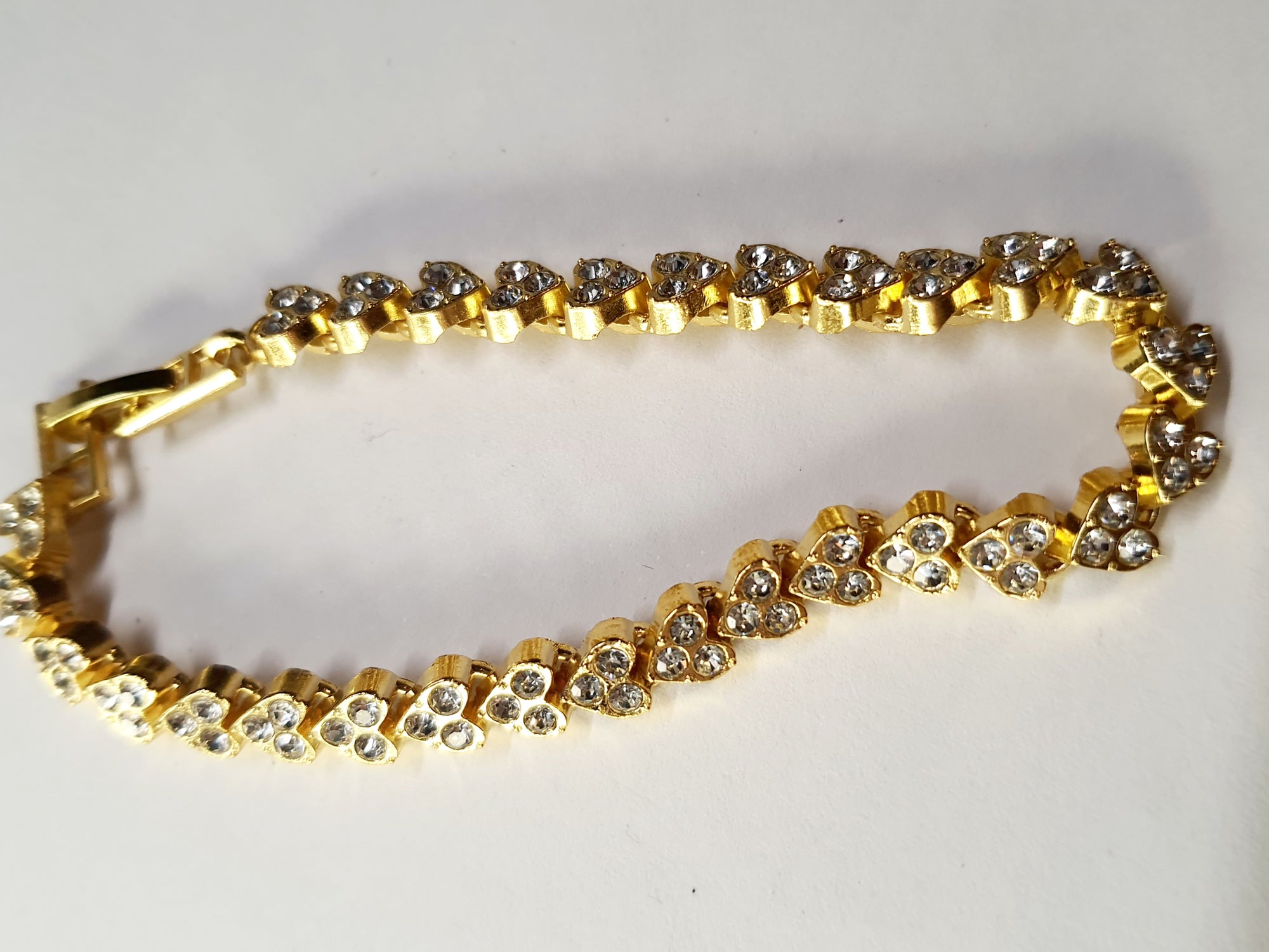 Złota bransoletka tenisowa z cyrkoniami, długość regulowana 17–22 cm, styl glamour i klasyczny. Stal nierdzewna, stal chirurgiczna, wodoodporne, hipoalergiczne, jakość premium, Rouge Bizu.