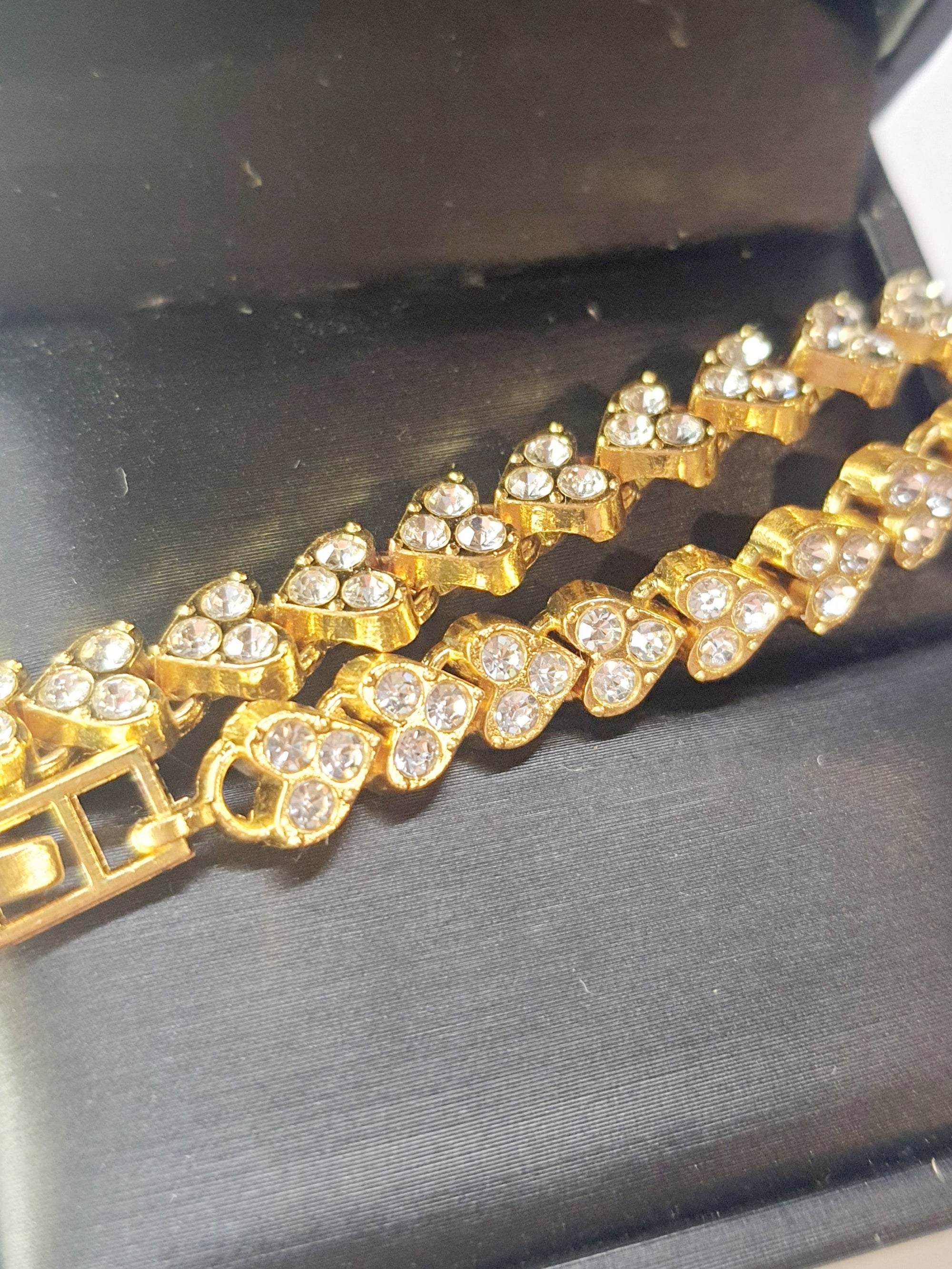 Złota bransoletka tenisowa z cyrkoniami, długość regulowana 17–22 cm, styl glamour i klasyczny. Stal nierdzewna, stal chirurgiczna, wodoodporne, hipoalergiczne, jakość premium, Rouge Bizu.