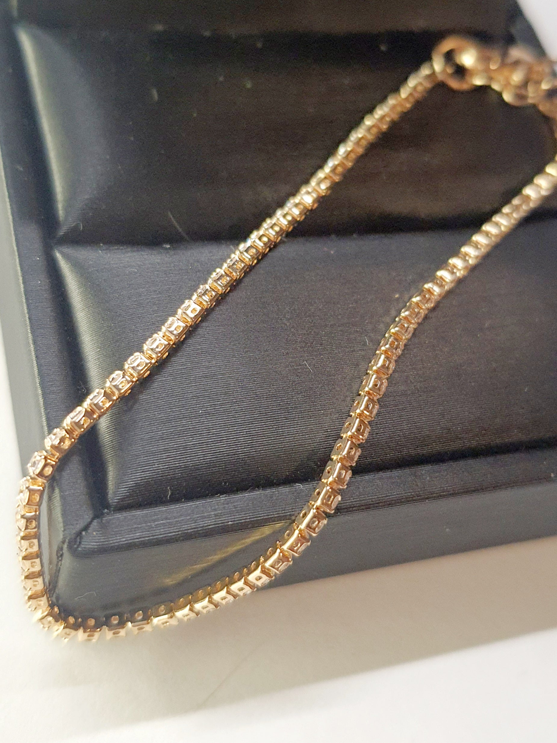 Złota bransoletka tenisowa z cyrkoniami, długość regulowana 17–22 cm, styl glamour i klasyczny. Stal nierdzewna, stal chirurgiczna, wodoodporne, hipoalergiczne, jakość premium, Rouge Bizu.