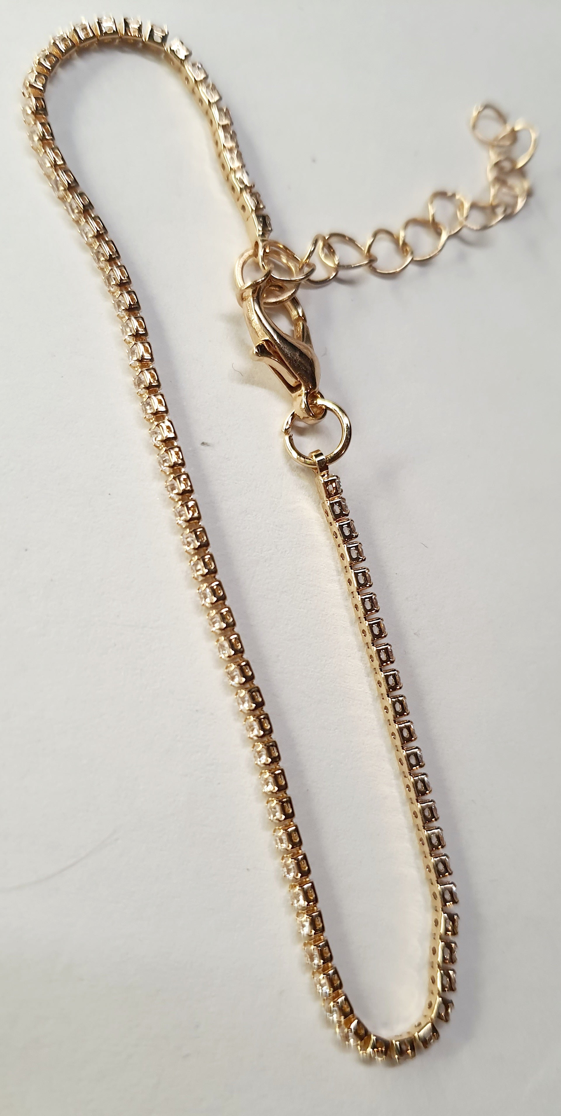 Złota bransoletka tenisowa z cyrkoniami, długość regulowana 17–22 cm, styl glamour i klasyczny. Stal nierdzewna, stal chirurgiczna, wodoodporne, hipoalergiczne, jakość premium, Rouge Bizu.