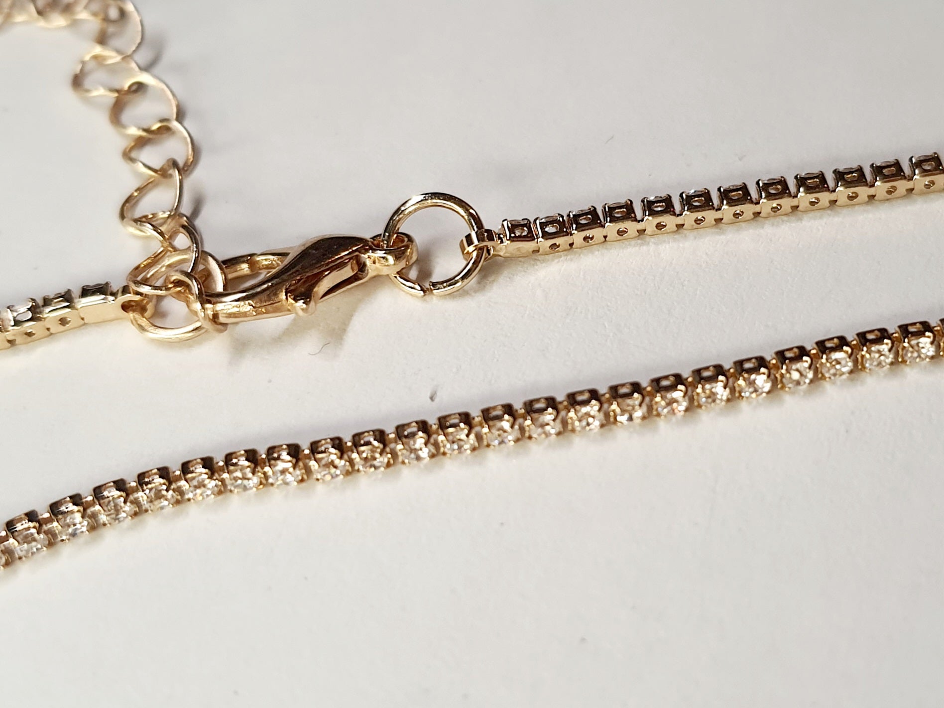 Złota bransoletka tenisowa z cyrkoniami, długość regulowana 17–22 cm, styl glamour i klasyczny. Stal nierdzewna, stal chirurgiczna, wodoodporne, hipoalergiczne, jakość premium, Rouge Bizu.