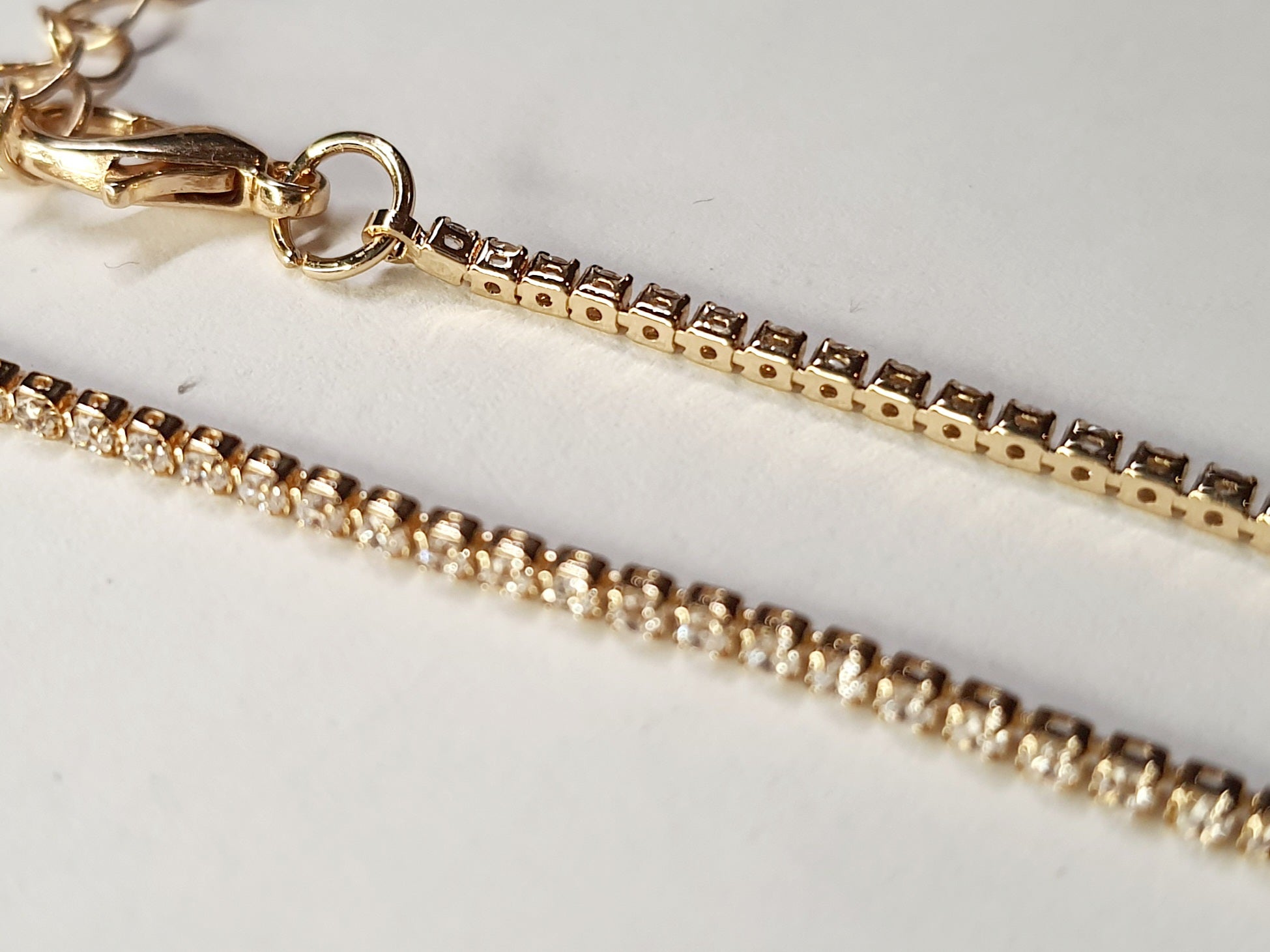 Złota bransoletka tenisowa z cyrkoniami, długość regulowana 17–22 cm, styl glamour i klasyczny. Stal nierdzewna, stal chirurgiczna, wodoodporne, hipoalergiczne, jakość premium, Rouge Bizu.